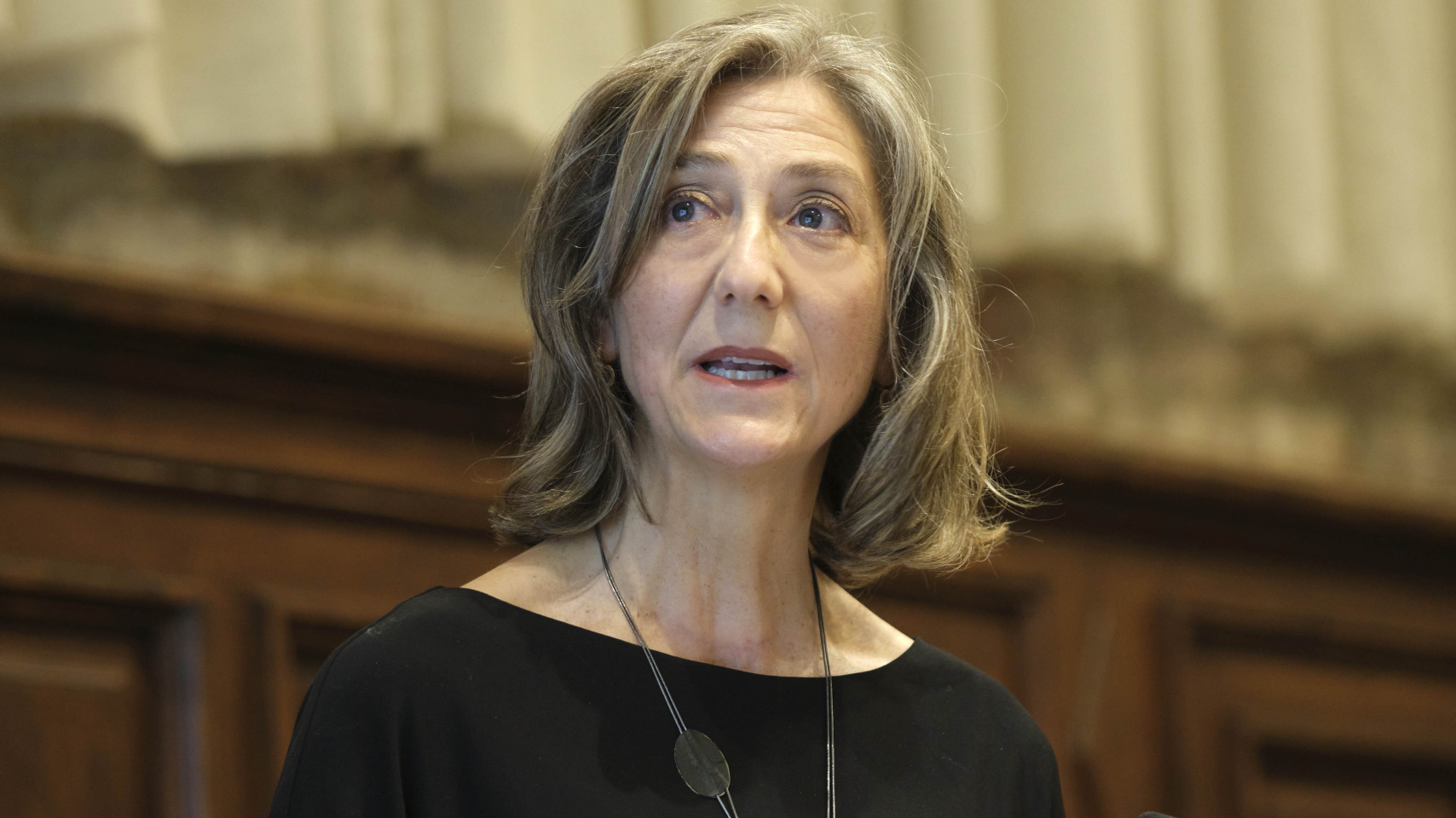 Rosa Cordovilla Pérez tras su discurso de ingreso "Técnicas endoscópicas en el diagnóstico precoz del cáncer de pulmón"