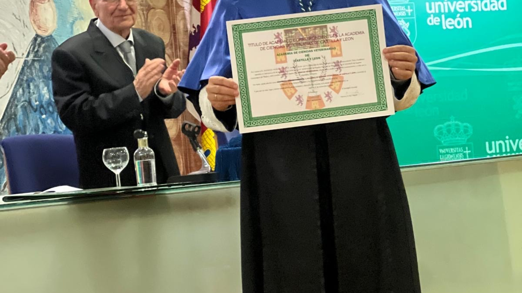 Rodrigo Morchón recibe el diploma acreditativo por su ingreso en la Academia de Ciencias Veterinarias de Castilla y León