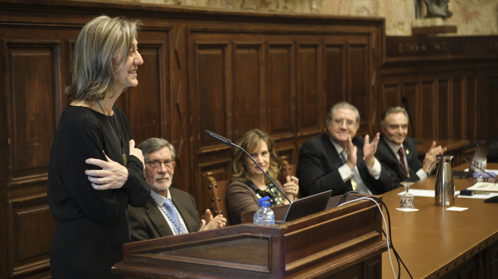 Rosa Cordovilla Pérez tras su discurso de ingreso "Técnicas endoscópicas en el diagnóstico precoz del cáncer de pulmón"