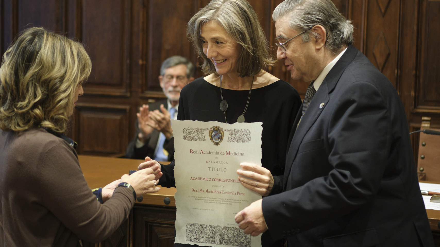 Rosa Cordovilla Pérez recibe el titulo como miembro de la Real Academia de Medicina