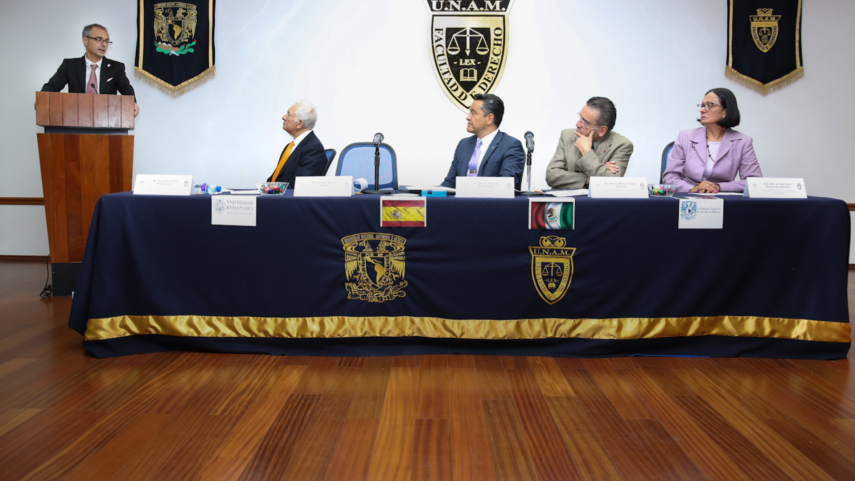 El decano obtiene así un reconocimiento trasatlántico a su labor docente, investigadora y profesional