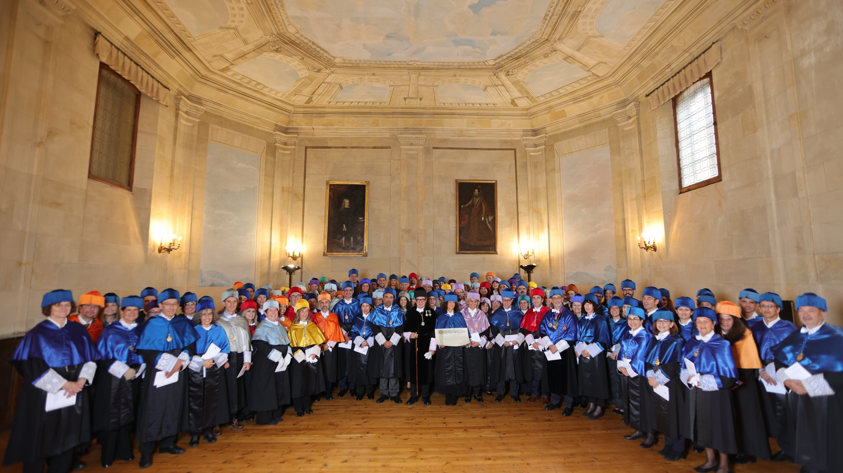 Emmanuelle Charpentier defiende la inversión en Ciencia y el apoyo a los jóvenes creadores en su investidura como doctora ‘honoris causa’ por la Universidad de Salamanca