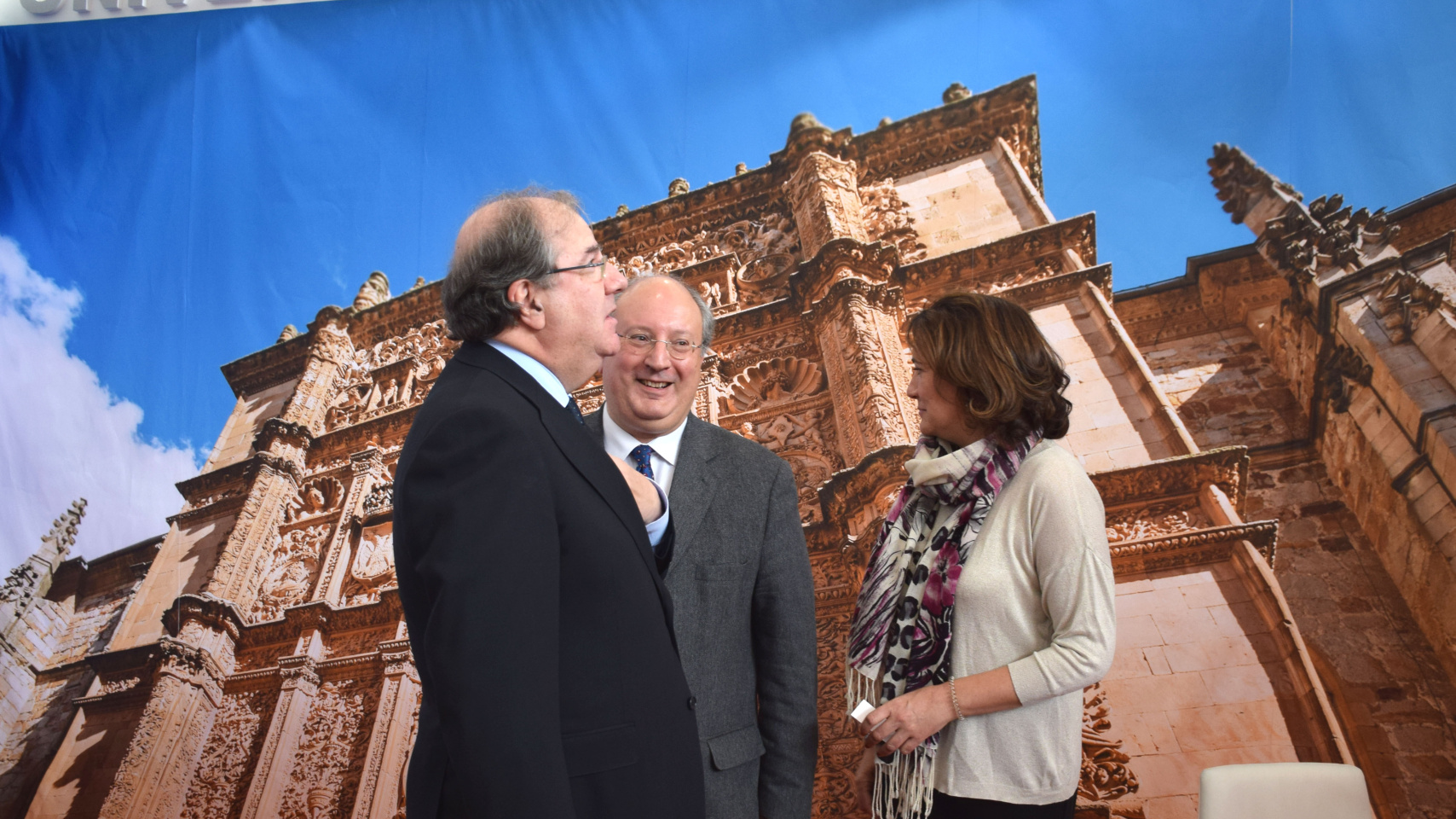 El presidente de la Junta, la consejera de Cultura y el vicerrector Cabero charlan en el stand de la Universidad de Salamanca