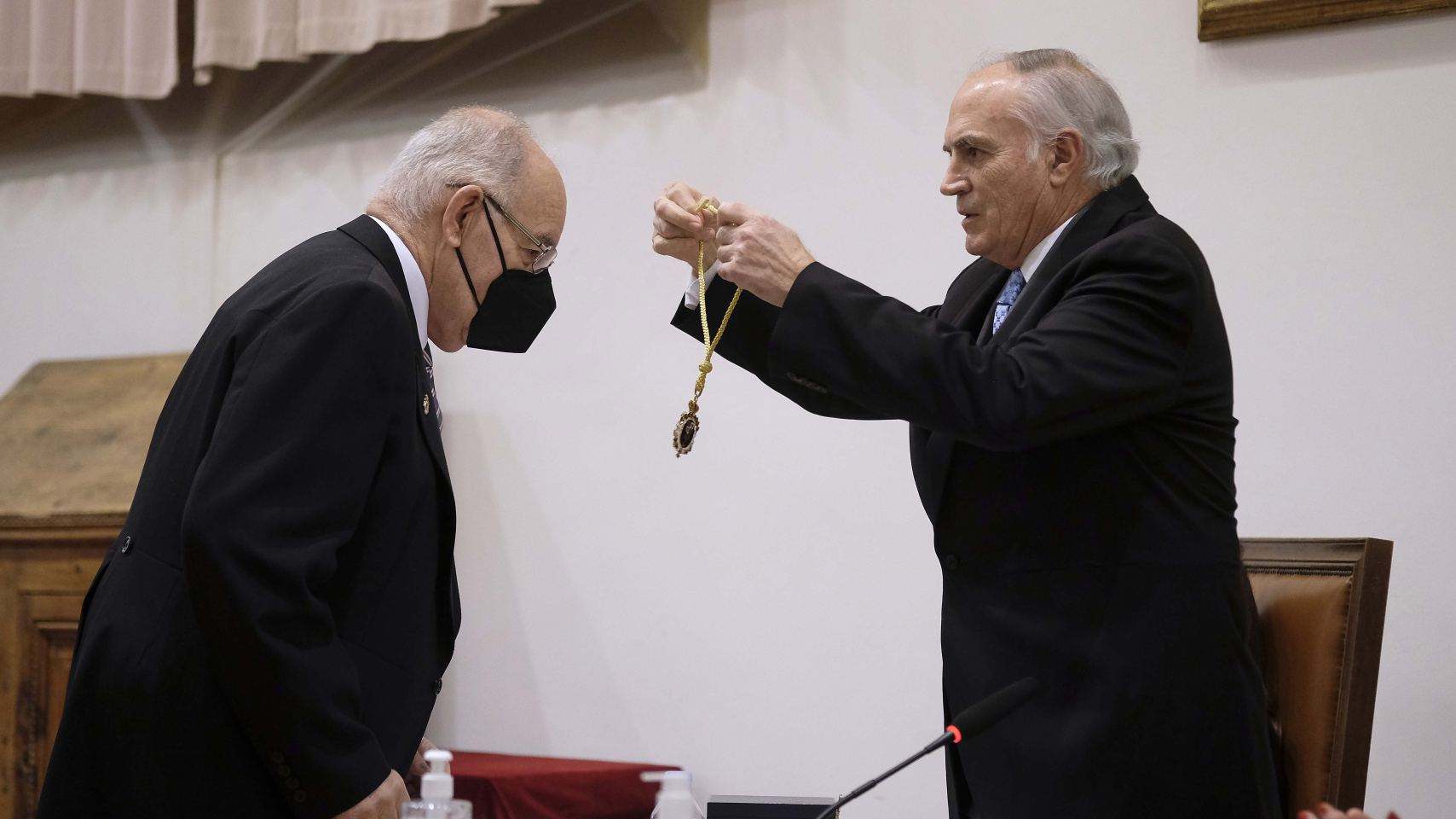 Alfonso Domínguez-Gil Hurlé recibe la medalla de manos de José Martínez Lanao (Foto: Enrique Carrascal)