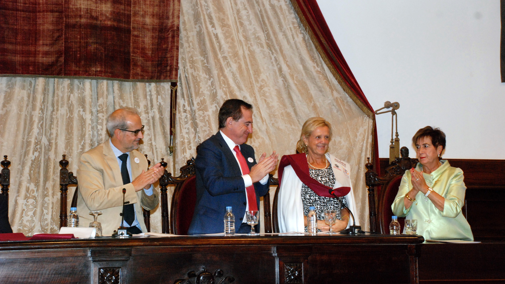 Mª Purificación Garmendia, en nombre Ignacio Garmendia, recibe la beca como socio de honor de Alumni - Universidad de Salamanca