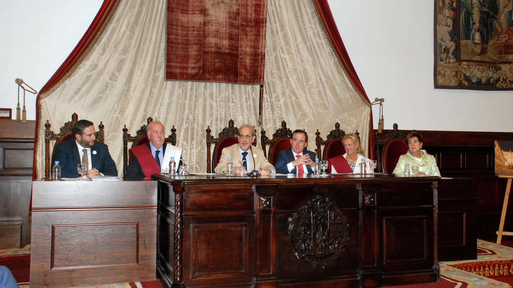 Vicente del Bosque e Ignacio Garmendia fueron reconocidos como socios de honor de Alumni - Universidad de Salamanca en un acto celebrado en el Paraninfo de las Escuelas Mayores
