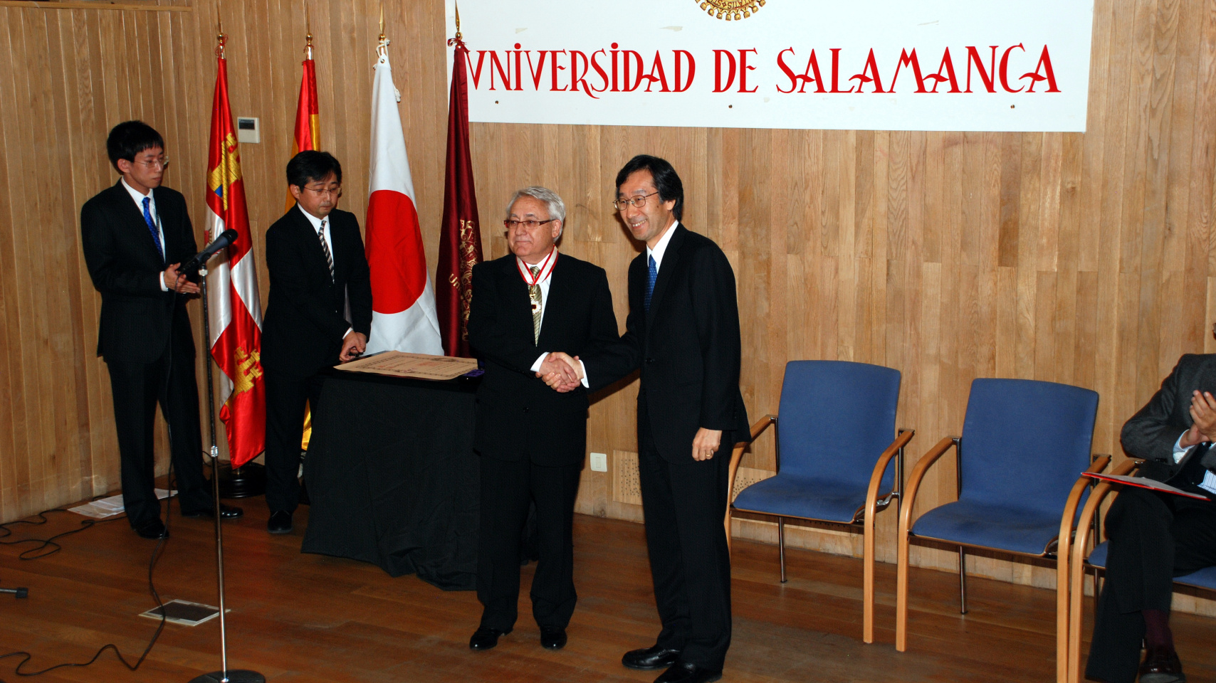 El embajador del Japón, Satoru Satoh, hace entrega de la distinción al profesor Antonio López.