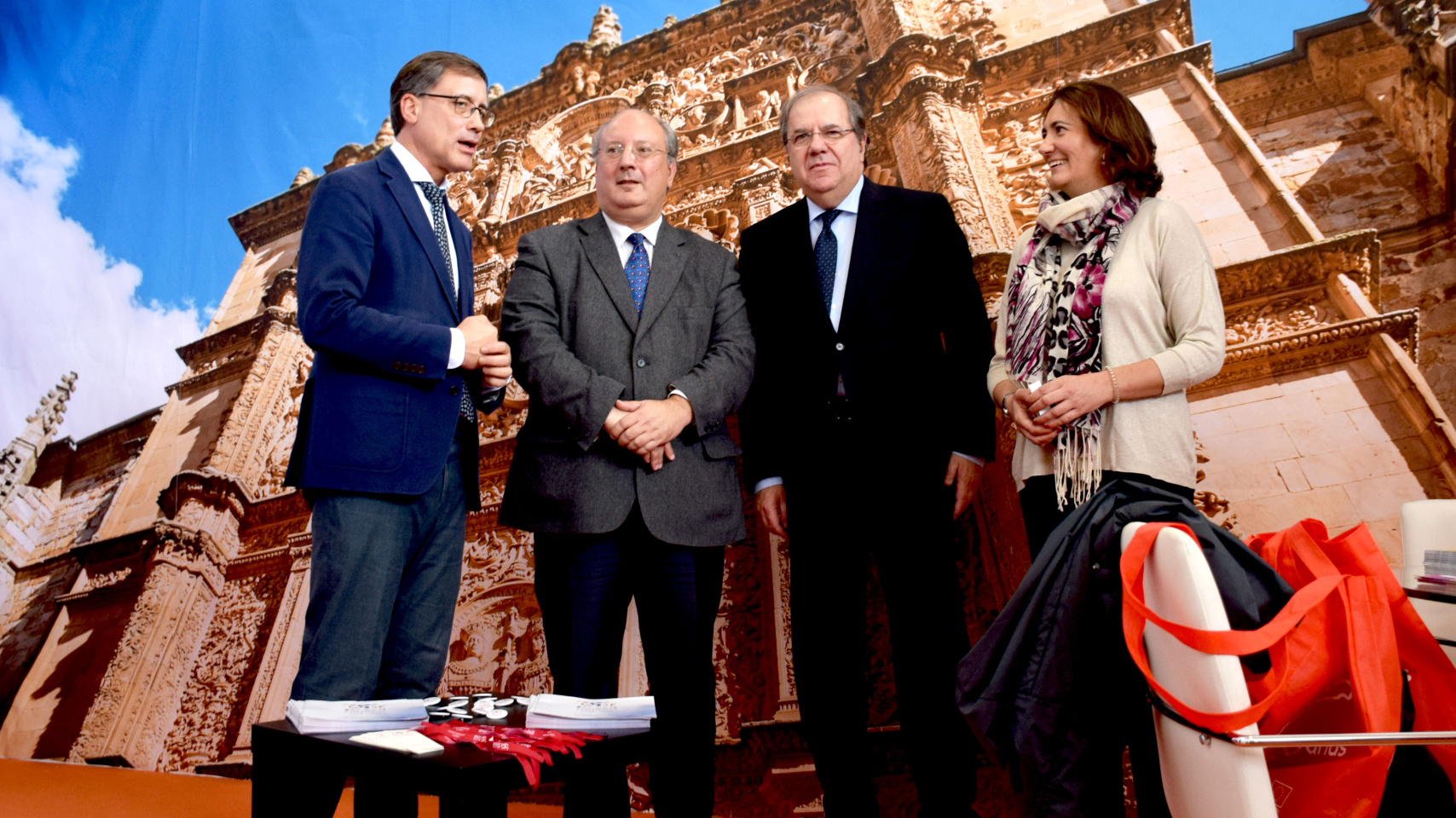 Saiz, Herrera, Cabera y Cirac, en el stand de la Universidad de Salamanca en la Feria AR&amp;PA 2018