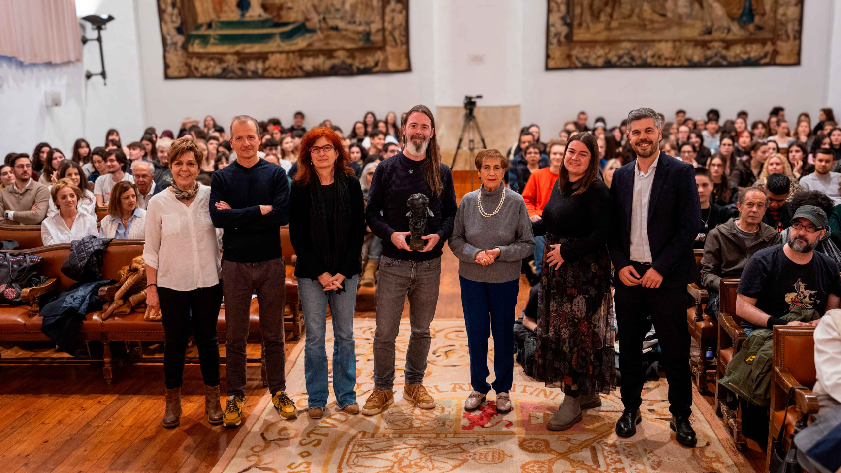 Javier Alvariño acompañado por la vicerrectora de Estudiantes y miembros de Alumni-USAL