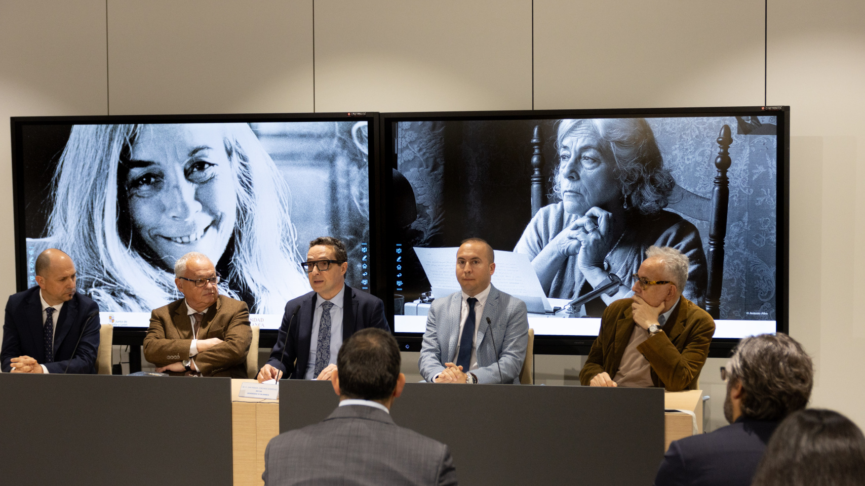 Presentación de las actividades conmemorativas por el centenario del nacimiento de Carmen Martin Gaite. De izq. a dcha.: Óscar Arroyo Ortega, Gonzalo Santonja, Juan Manuel Corchado, Luis Sánchez Arévalo y José Teruel Benavente