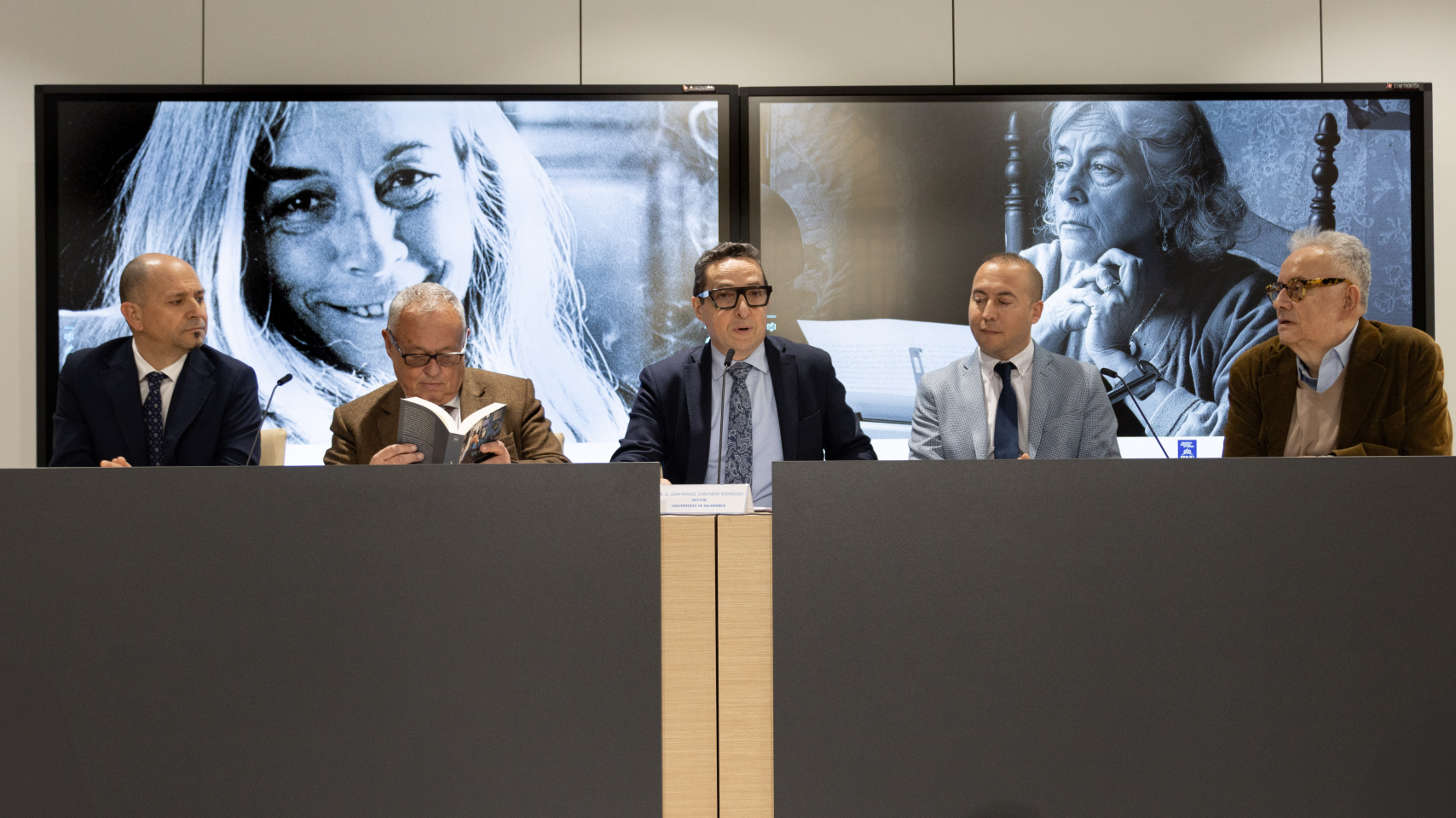 Presentación de las actividades conmemorativas por el centenario del nacimiento de Carmen Martin Gaite. De izq. a dcha.: Óscar Arroyo Ortega, Gonzalo Santonja, Juan Manuel Corchado, Luis Sánchez Arévalo y José Teruel Benavente