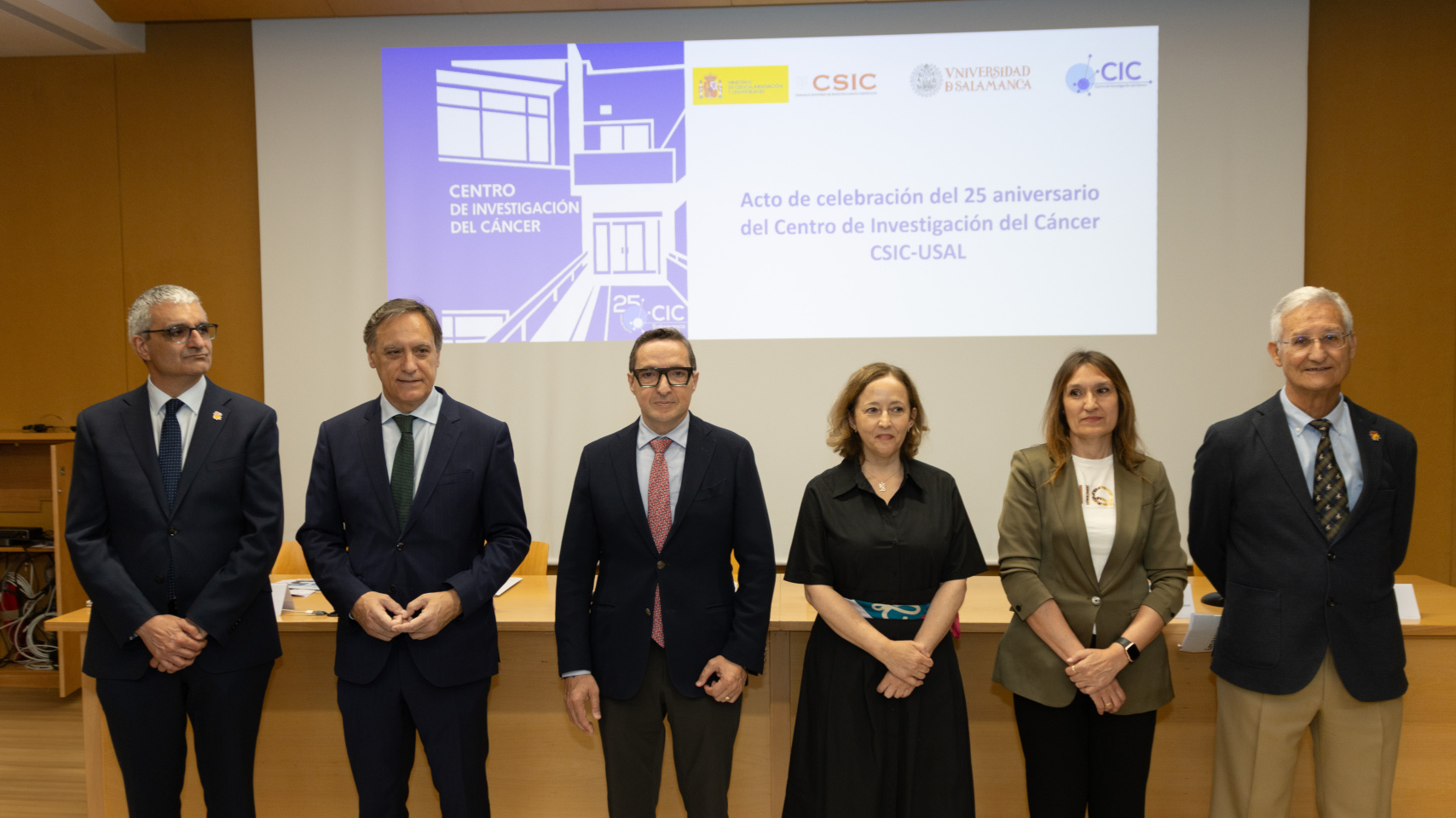 Mesa presidencial del acto por 25 aniversario CIC: Xosé Bustelo, Carlos García Carbayo, Juan Manuel Corchado, Eloísa del Pino Matute, Rocío Lucas Navas y Eugenio Santos de Dios.