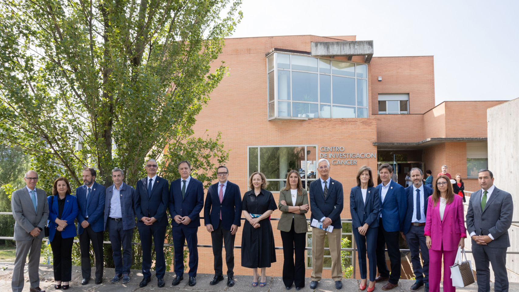 Autoridades posan frente al edificio del CIC en conmemoración a su 25º aniversario
