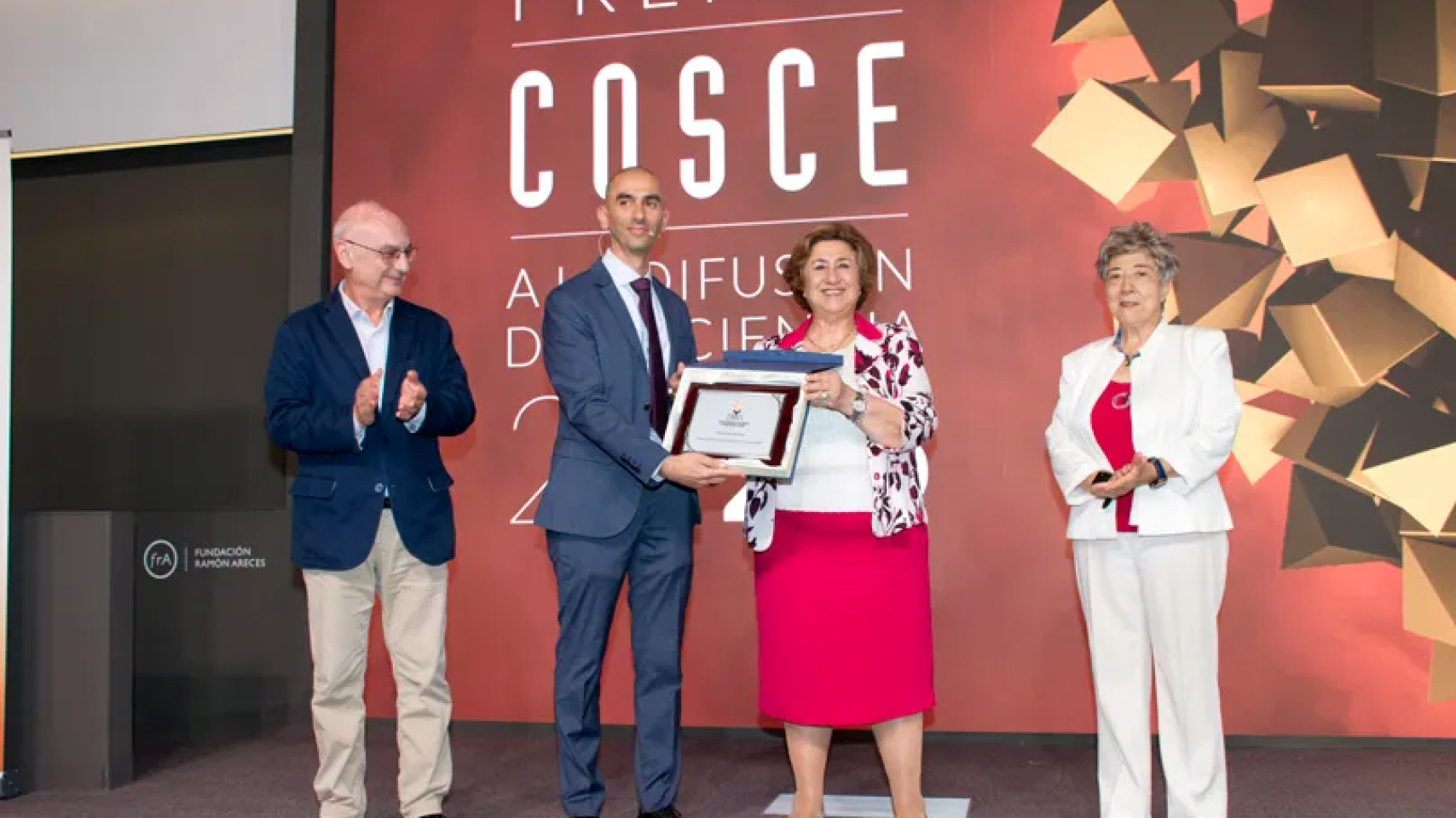 El catedrático Raúl Rivas recibe el premio COSCE