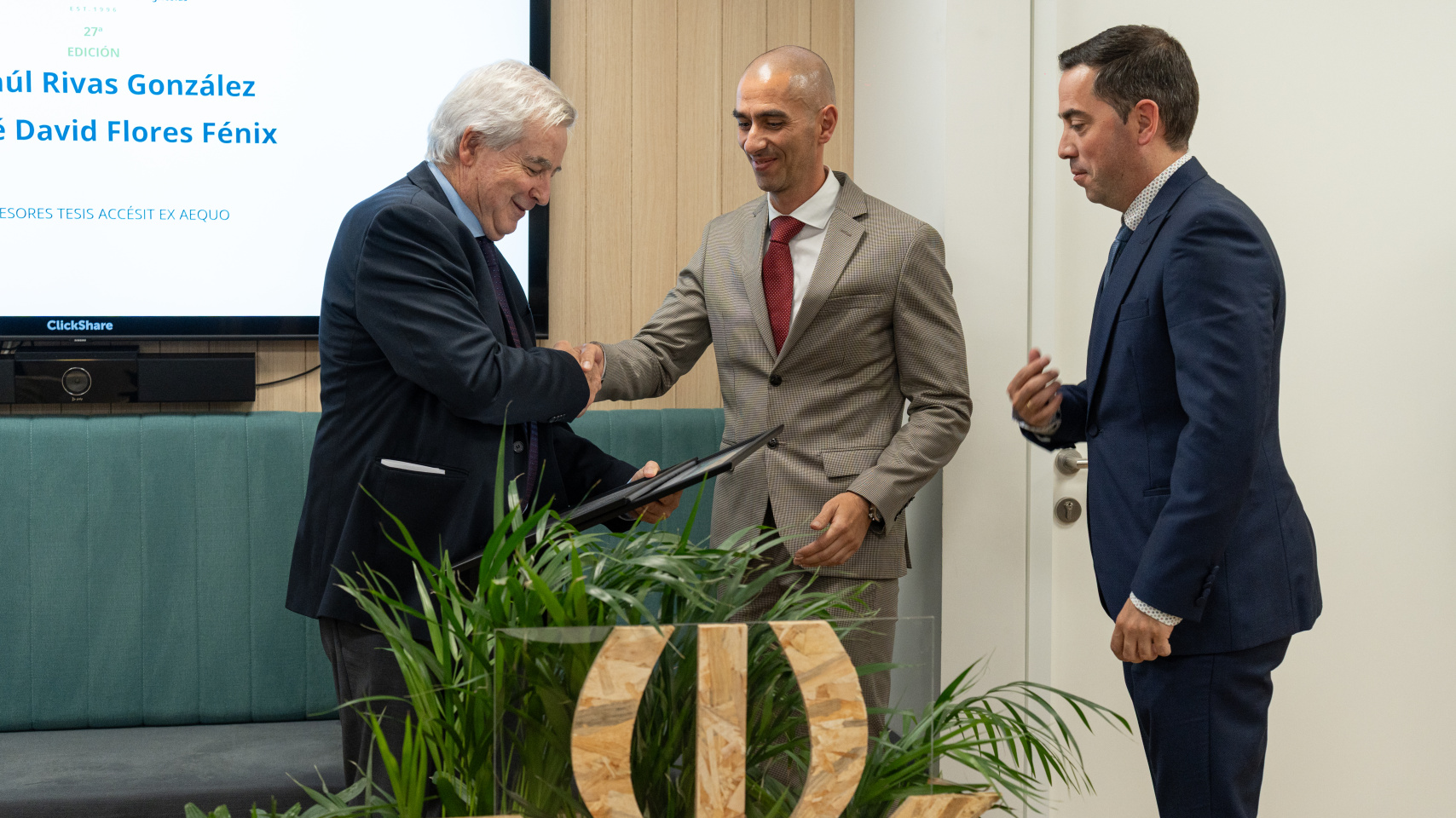El profesor de Microbiología Raúl Rivas, galardonado en los Premios Fertiberia