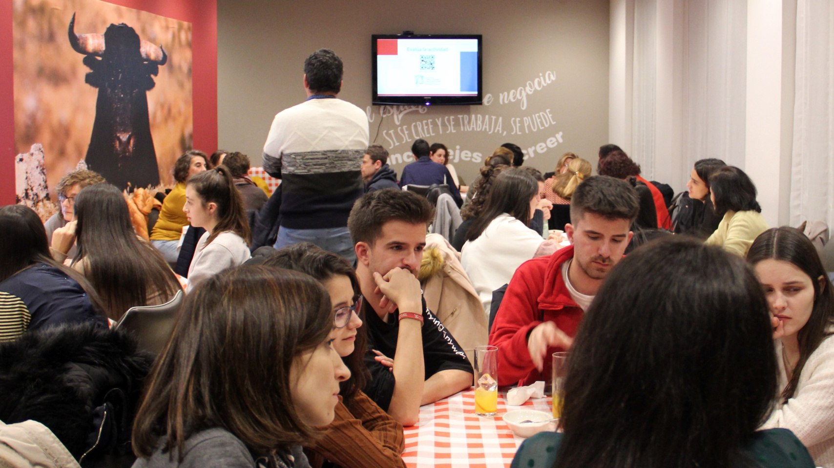 Asistentes a la inauguración de la exposición 'Mujeres que cambiaron la historia'