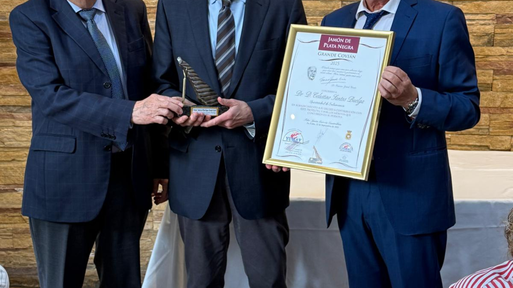 El catedrático de Nutrición y Bromatología en la Facultad de Farmacia de la USAL, Celestino Santos Buelga recibiendo el premio "Jamón de Plata Negra Grande Covián 2025"