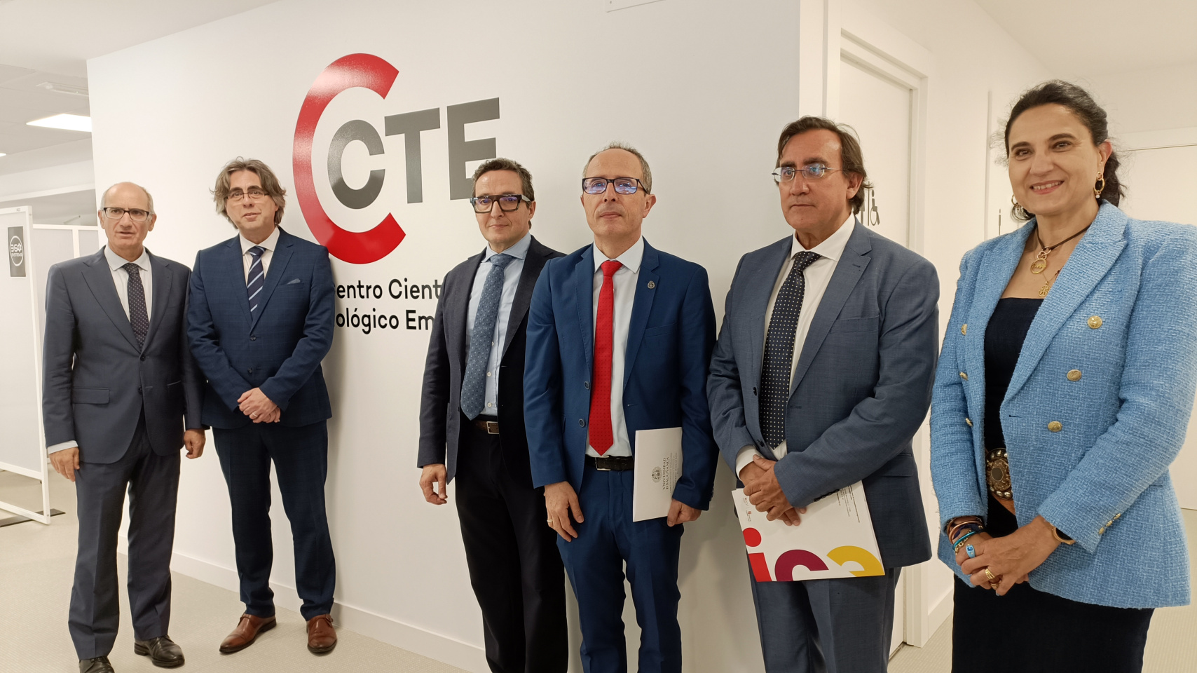 Inauguración del Centro Científico Tecnológico Empresarial. De izq. a dcha.: Francisco Javier Iglesias, Luis Francisco Martín, Juan Manuel Corchado, José Alejandro Reveriego, José Francisco Diego Calvo y Mili Pizarro.