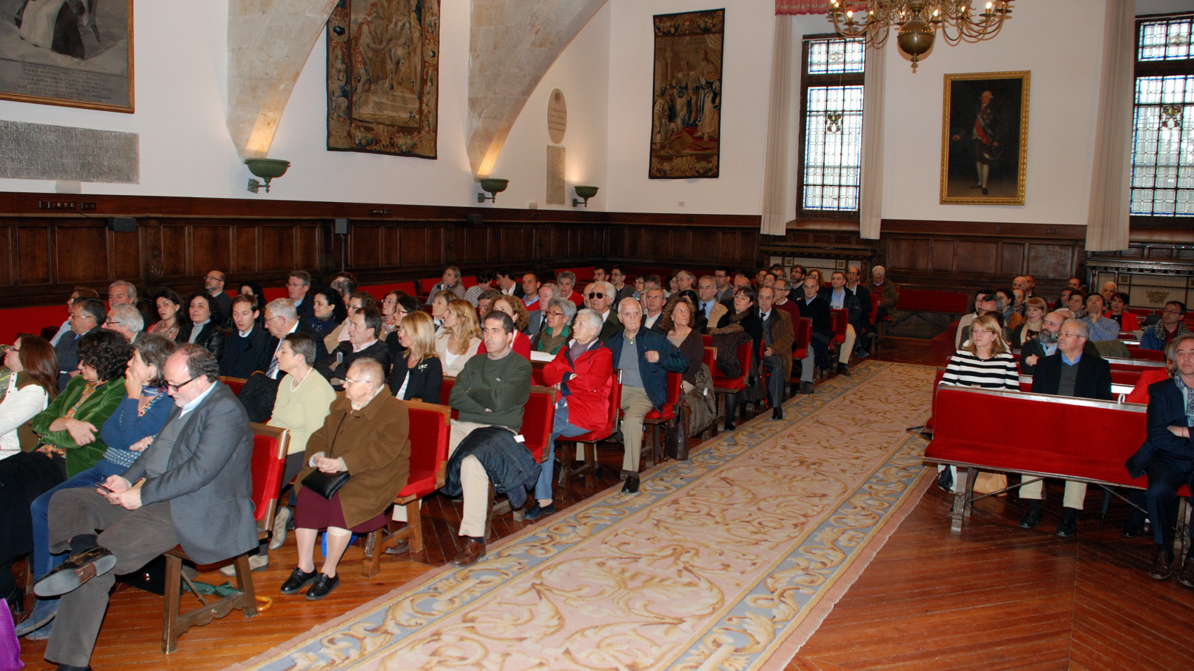 Asistentes a la sesión del Claustro de Doctores celebrada en el Paraninfo de la Universidad de Salamanca