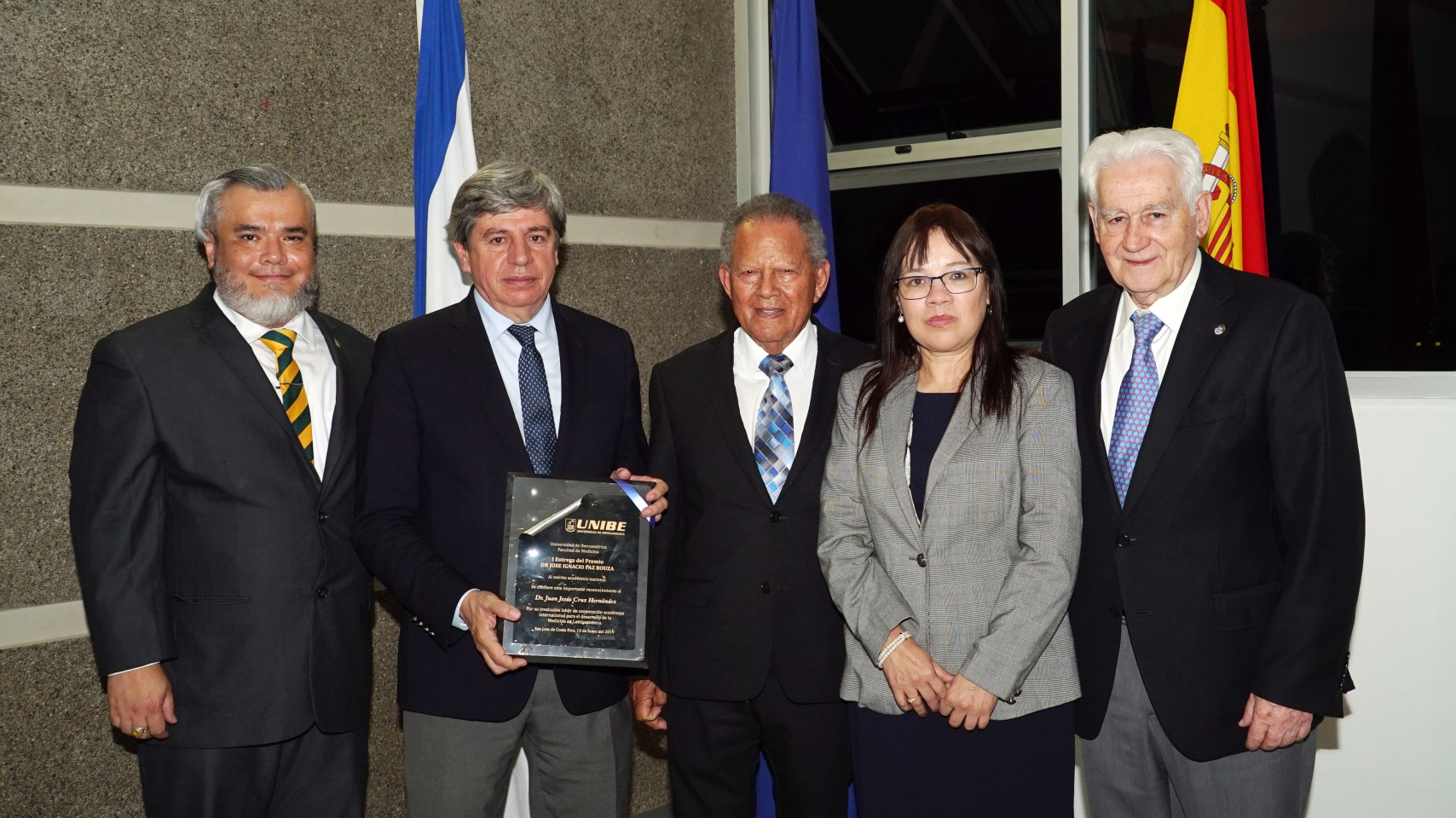 Foto de familia en la entrega de premios. Paz Bouza, primero por la derecha, y Jesús Cruz, segundo por la izquierda