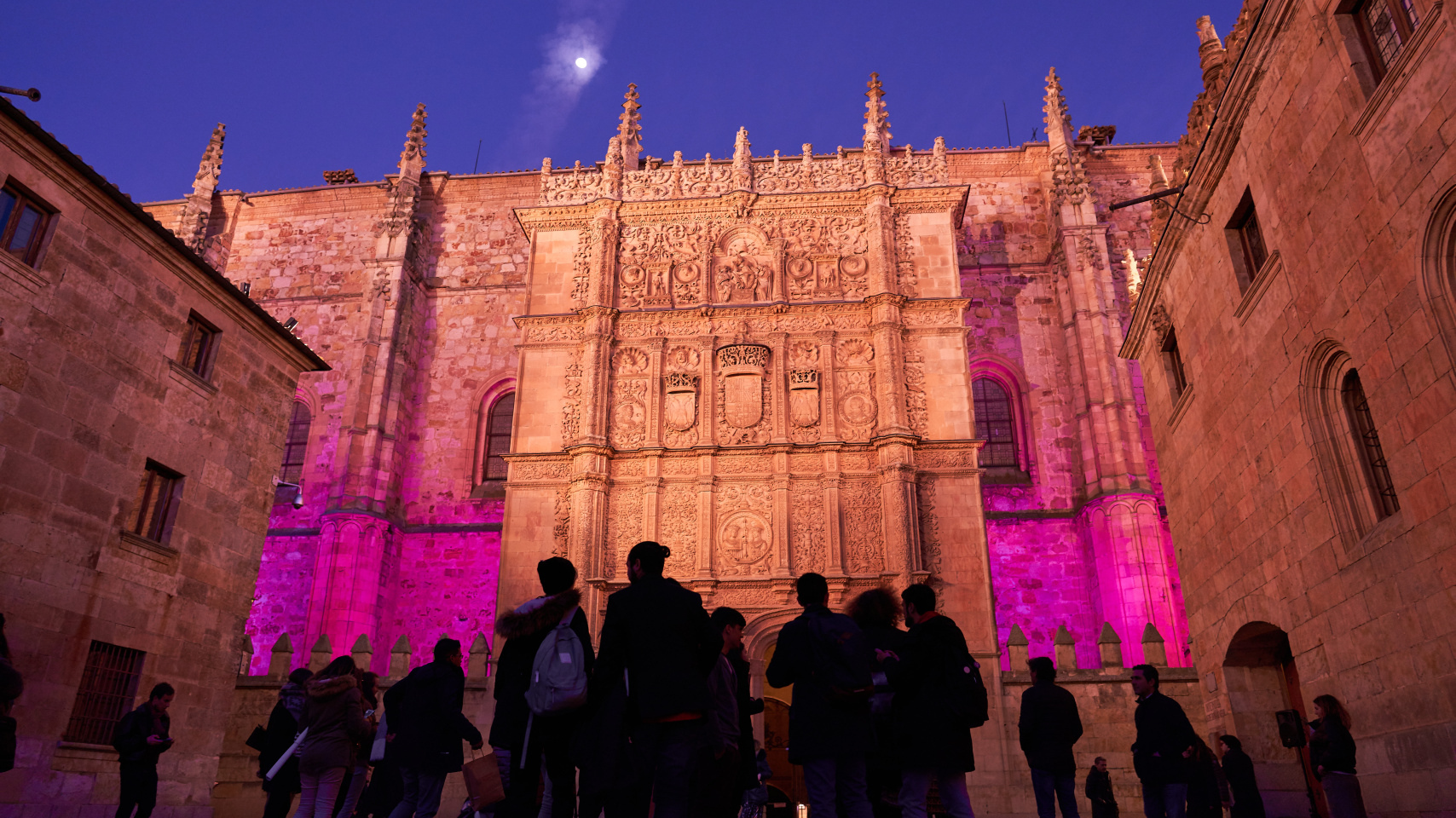 La Unidad de Igualdad ilumina la Fachada Rica de las Escuelas Mayores por el Día Internacional de la Mujer