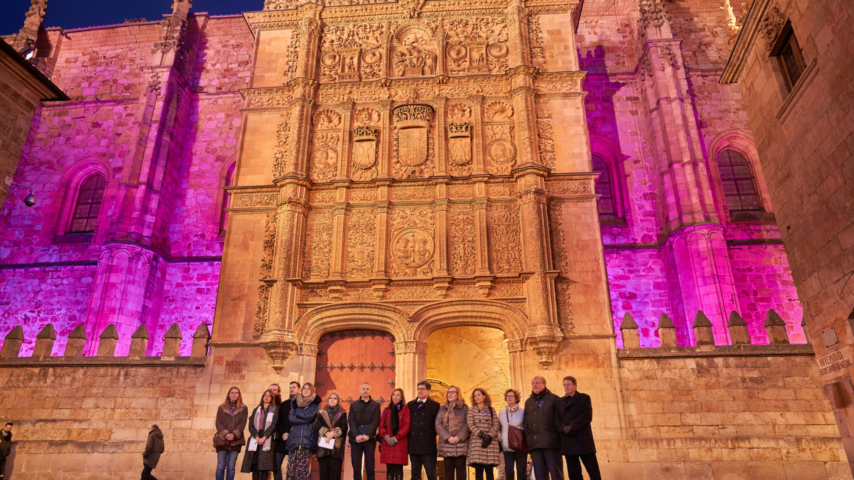 La Unidad de Igualdad ilumina la Fachada Rica de las Escuelas Mayores por el Día Internacional de la Mujer