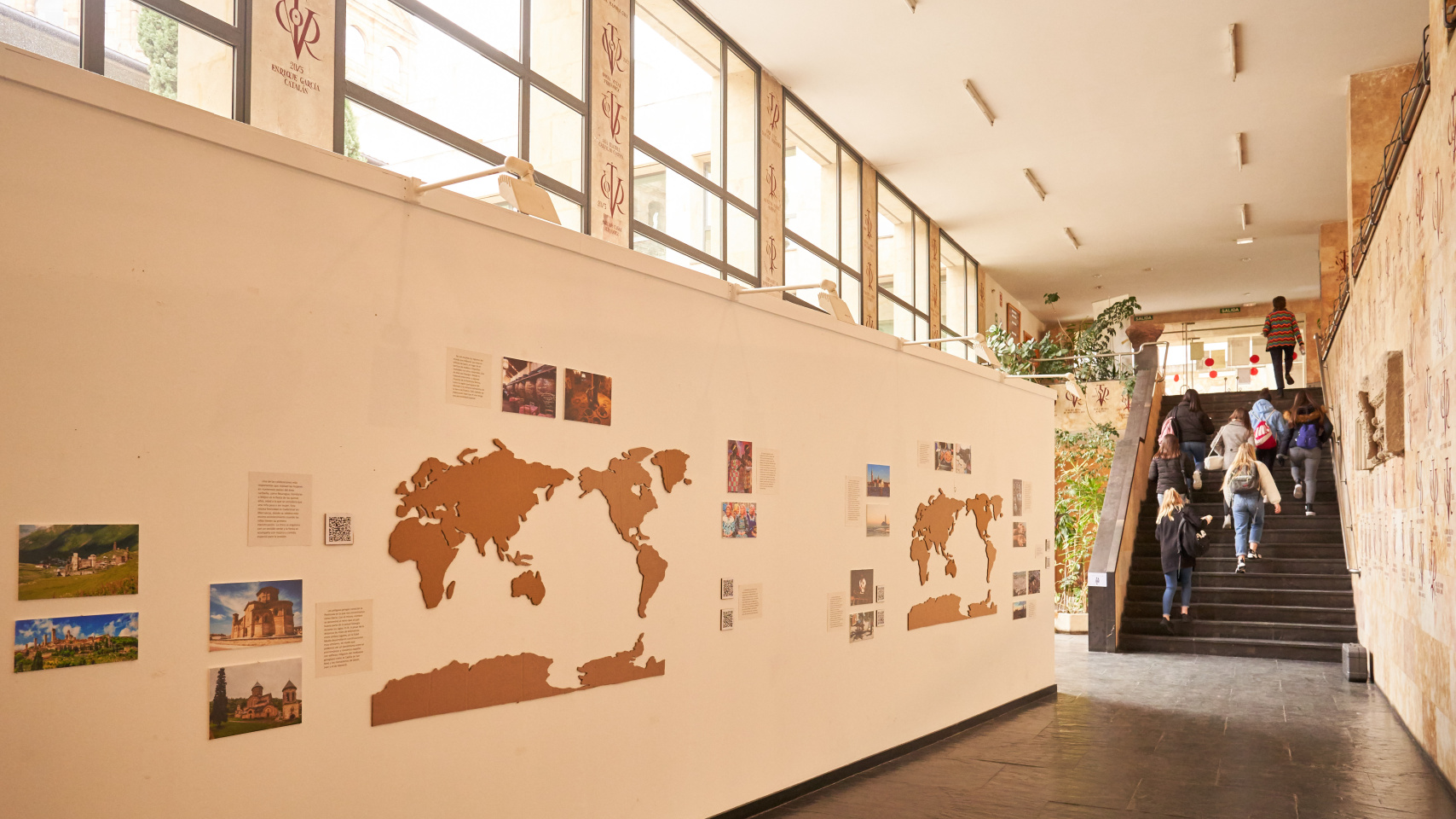 La Facultad de Geografía e Historia acoge una exposición que reivindica el papel integrador de las Humanidades