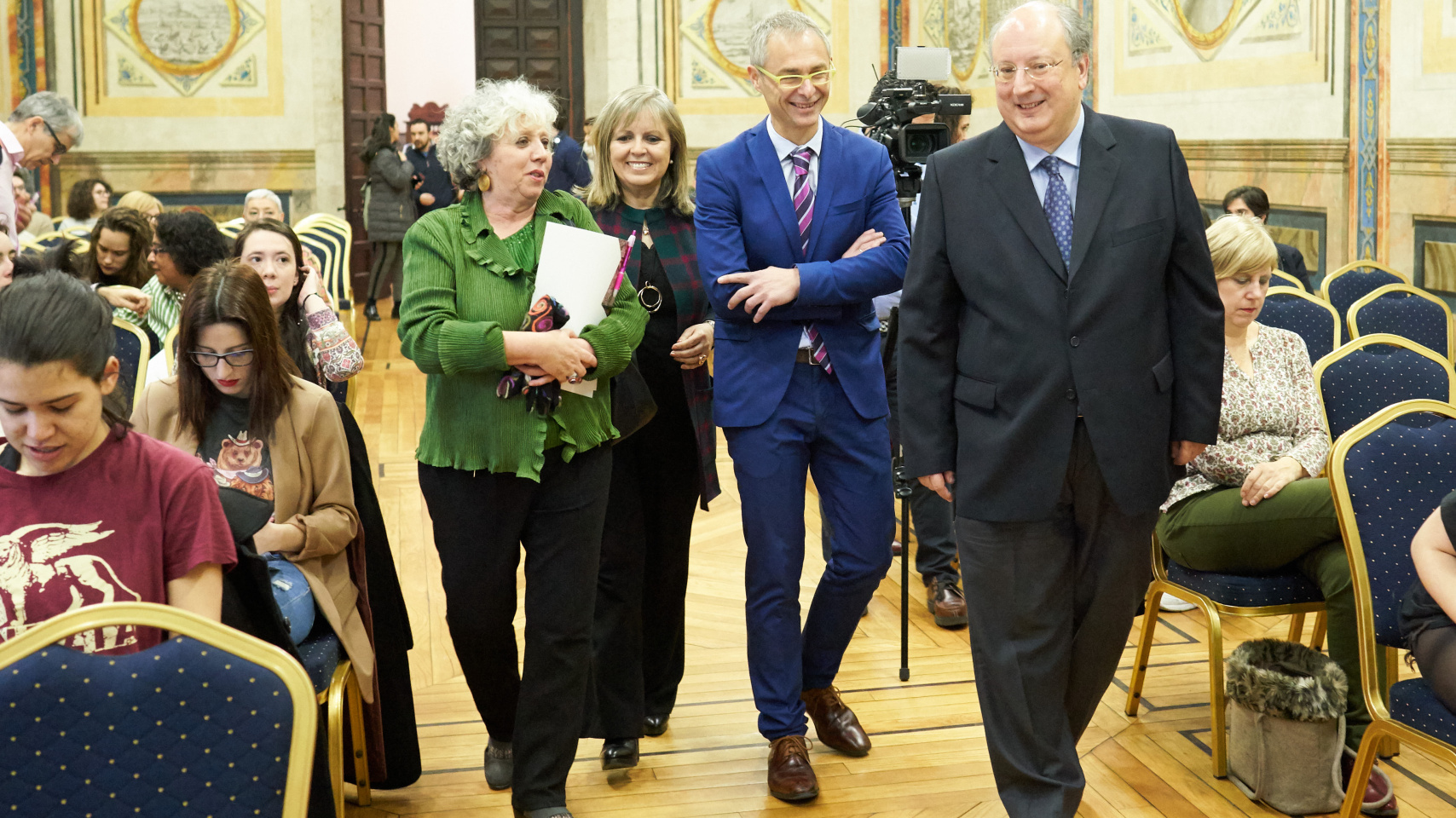 La Unidad de Igualdad ilumina la Fachada Rica de las Escuelas Mayores por el Día Internacional de la Mujer