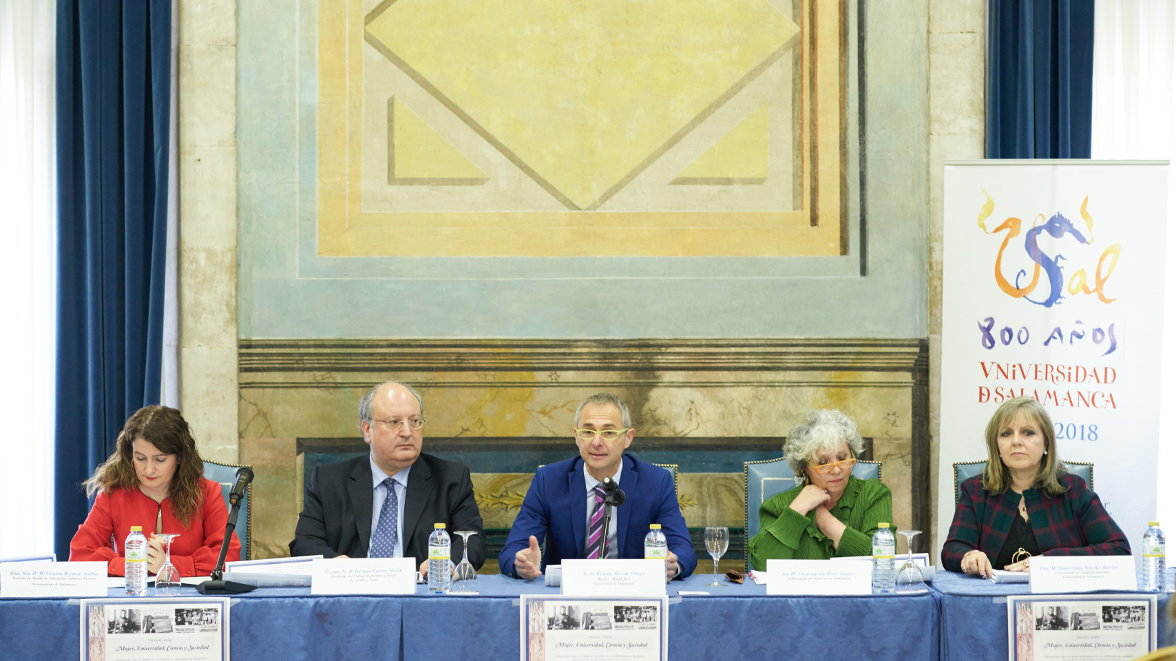 La Unidad de Igualdad ilumina la Fachada Rica de las Escuelas Mayores por el Día Internacional de la Mujer