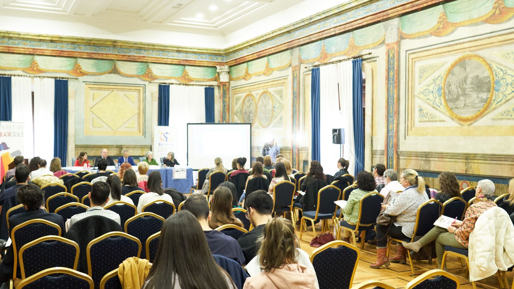 La Unidad de Igualdad ilumina la Fachada Rica de las Escuelas Mayores por el Día Internacional de la Mujer
