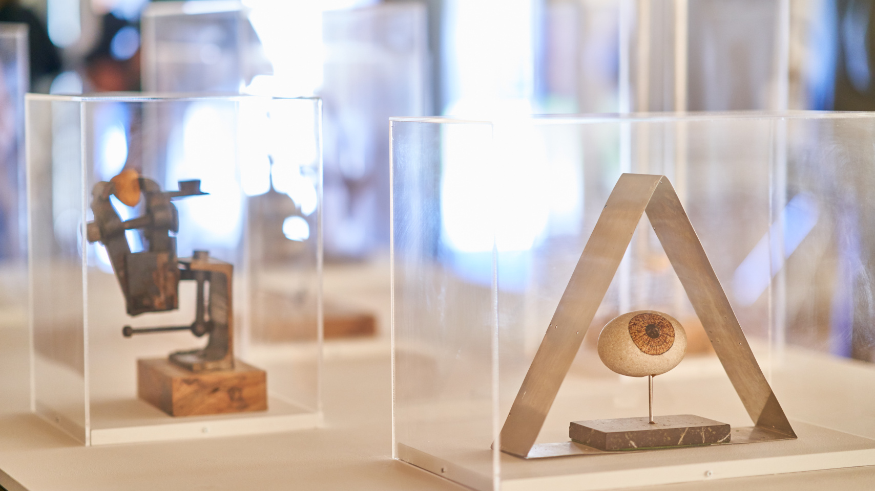 La Universidad de Salamanca recrea ‘los mundos de Luis Santos’ en una exposición con sus objetos, escritos y creaciones