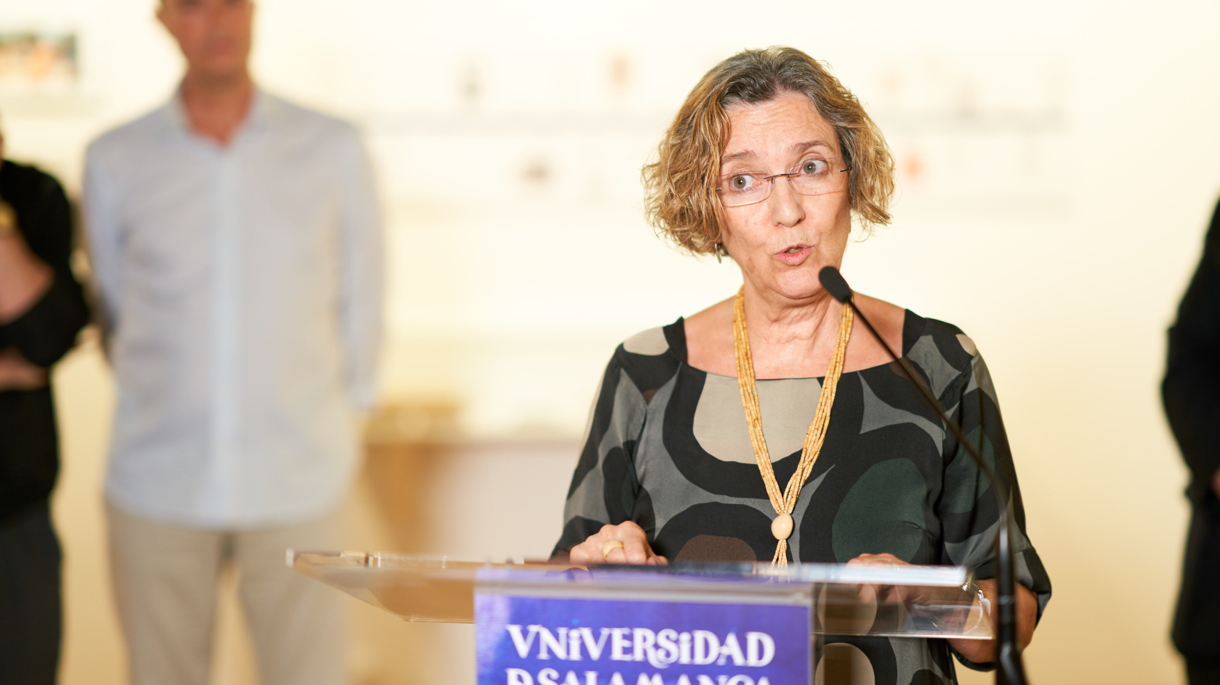 La Universidad de Salamanca recrea ‘los mundos de Luis Santos’ en una exposición con sus objetos, escritos y creaciones