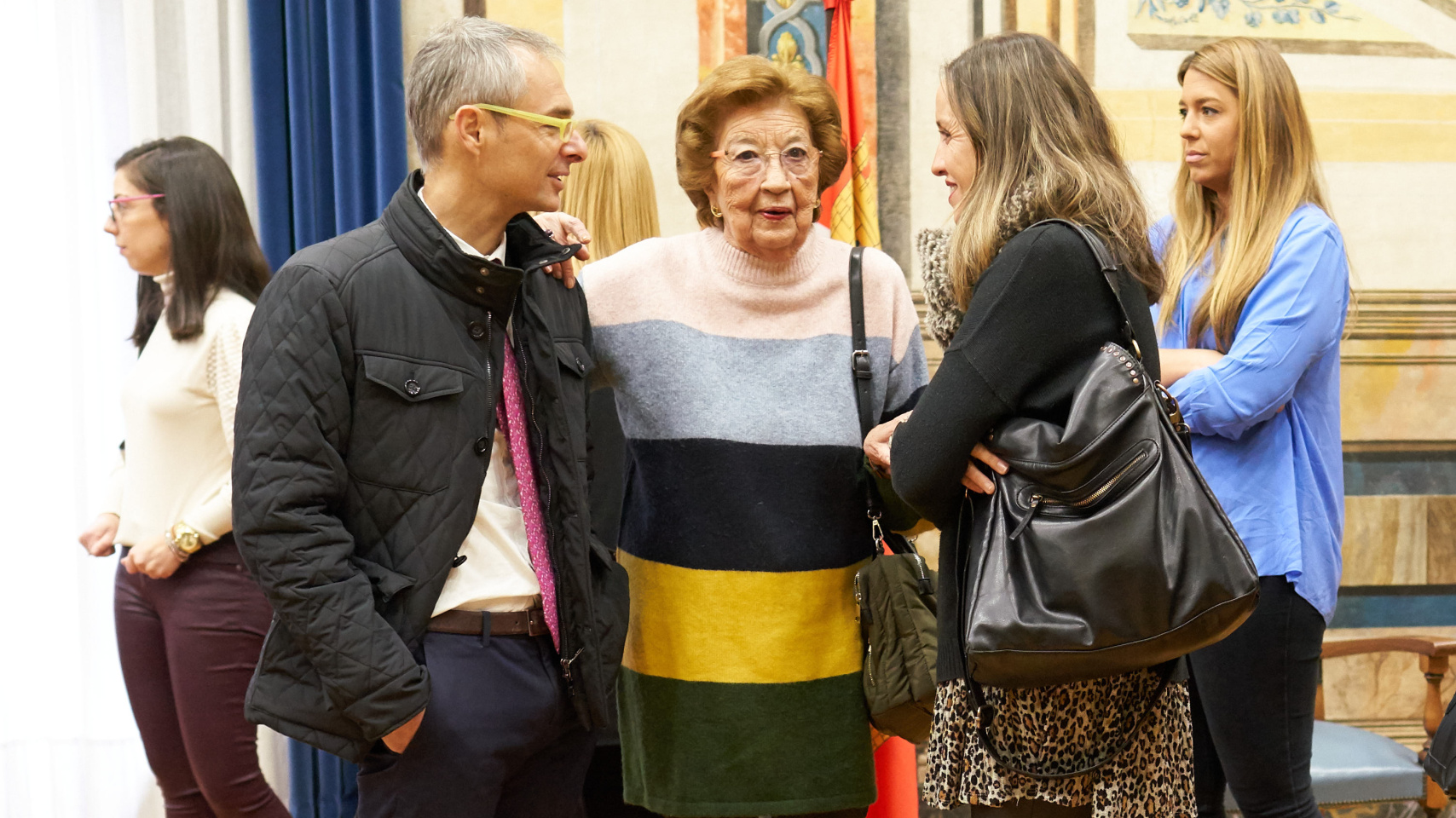 La Unidad de Igualdad ilumina la Fachada Rica de las Escuelas Mayores por el Día Internacional de la Mujer