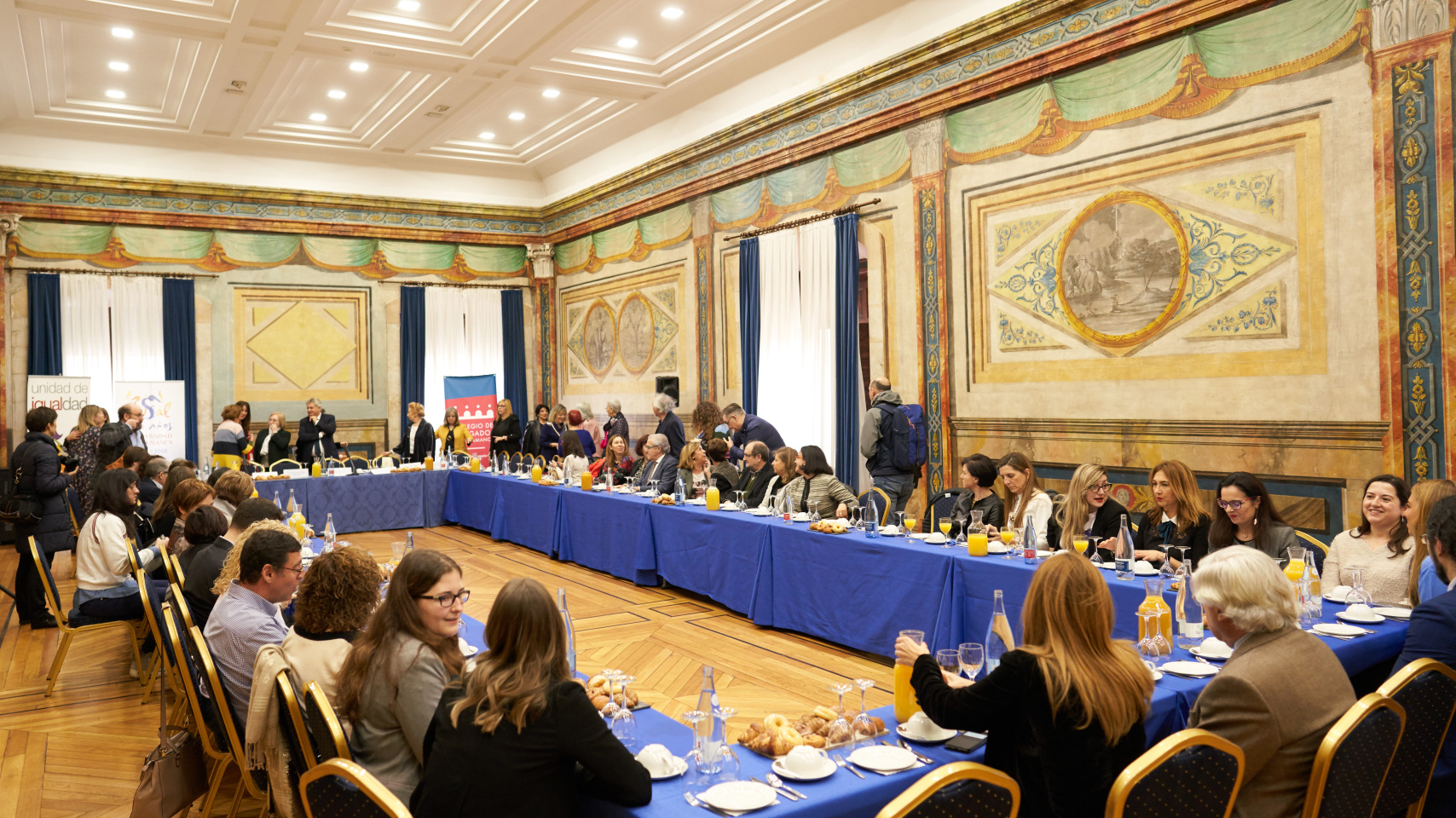 La Unidad de Igualdad ilumina la Fachada Rica de las Escuelas Mayores por el Día Internacional de la Mujer