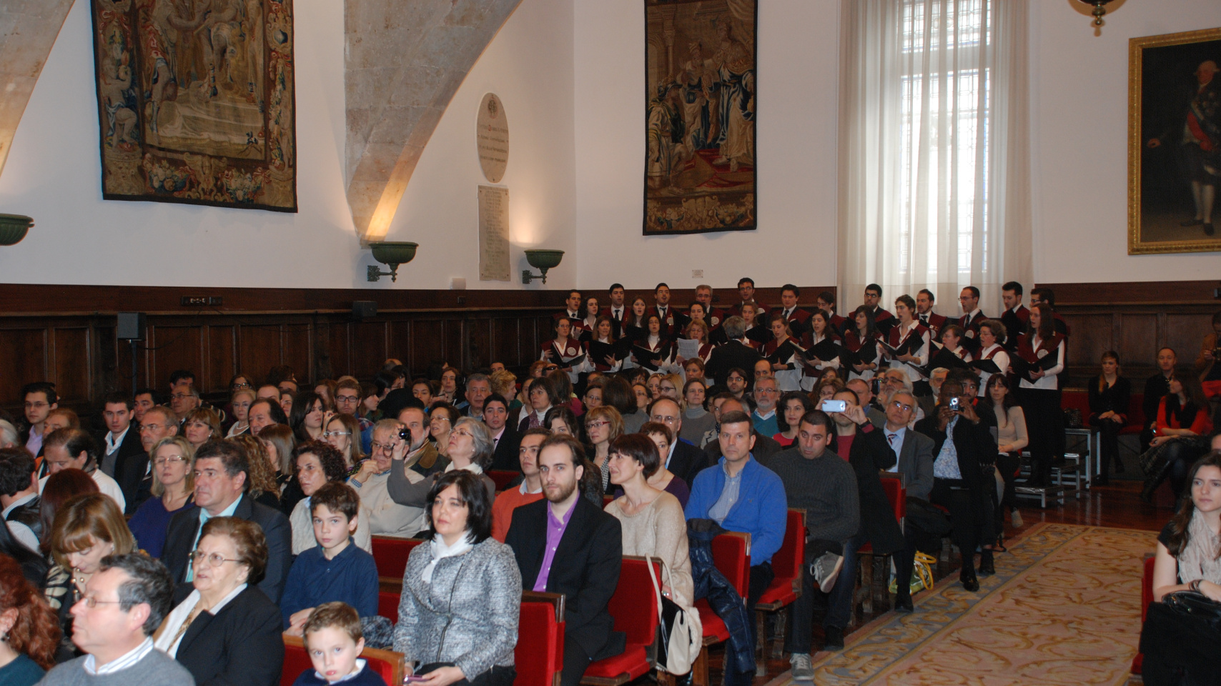 Numeroso público asistente en un acto que contó con la actuación del Coro de la Universidad de Salamanca