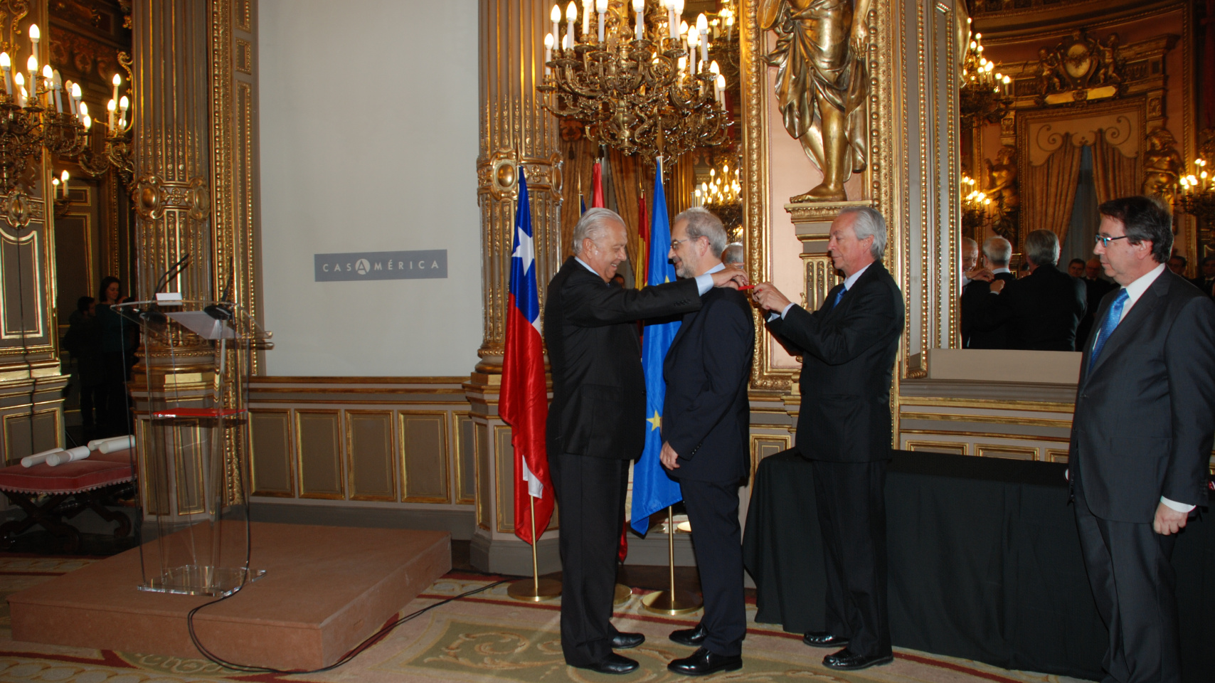 El embajador de Chile impone al rector la condecoración.