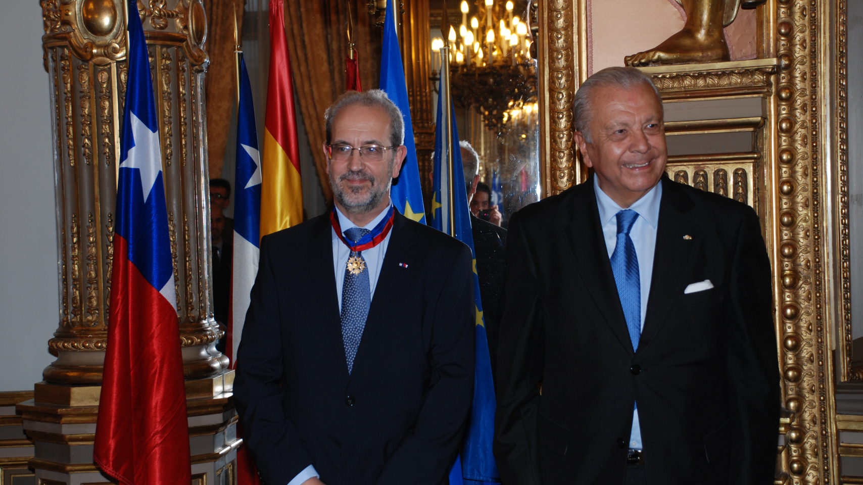 El rector Daniel Hernández Ruipérez y el embajador de Chile, Sergio Romero.