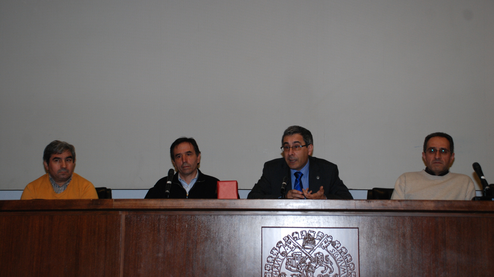 José Ángel Domínguez Pérez, vicerrector de Promoción y Coordinación, con el director del Departamento de Matemáticas y miembros de la Comisión Organizadora