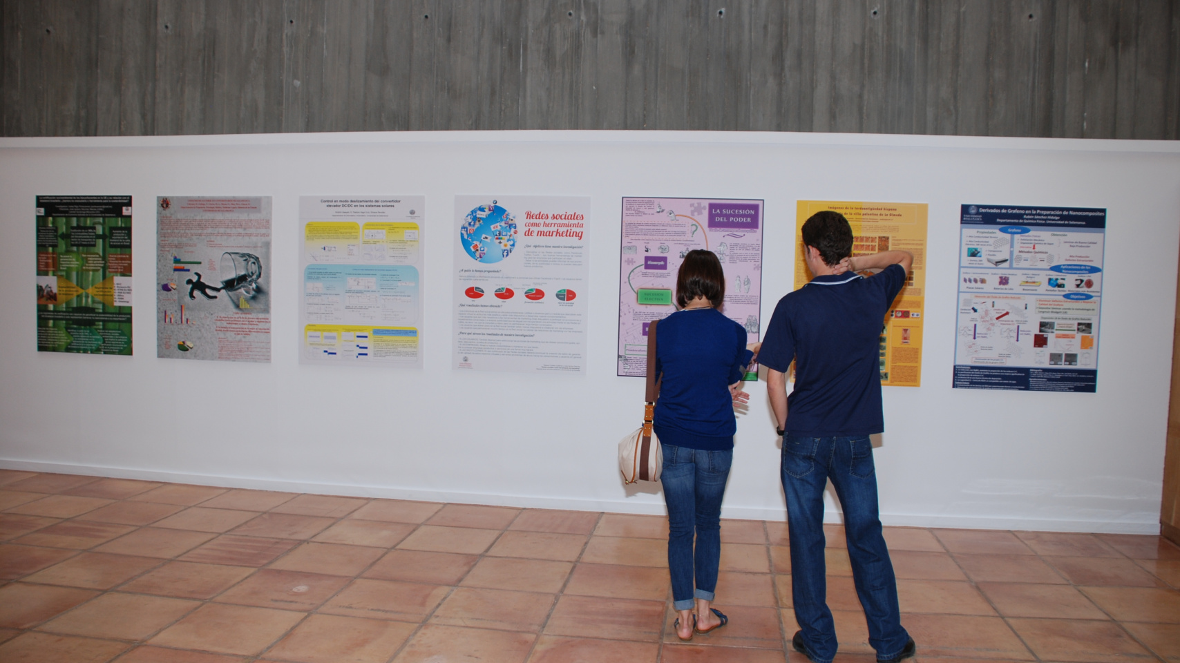 Unos visitantes contemplan algunos de los trabajos seleccionados