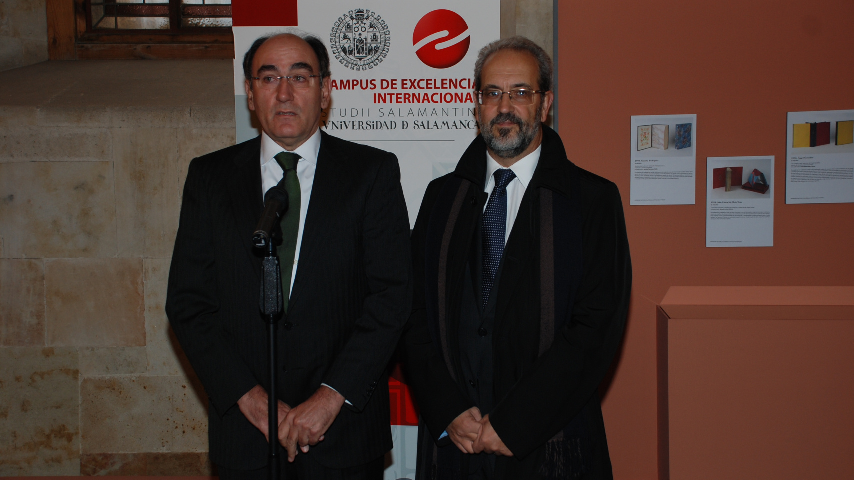 Sánchez Galán y el rector atendieron a los medios de comunicación antes de la ceremonia