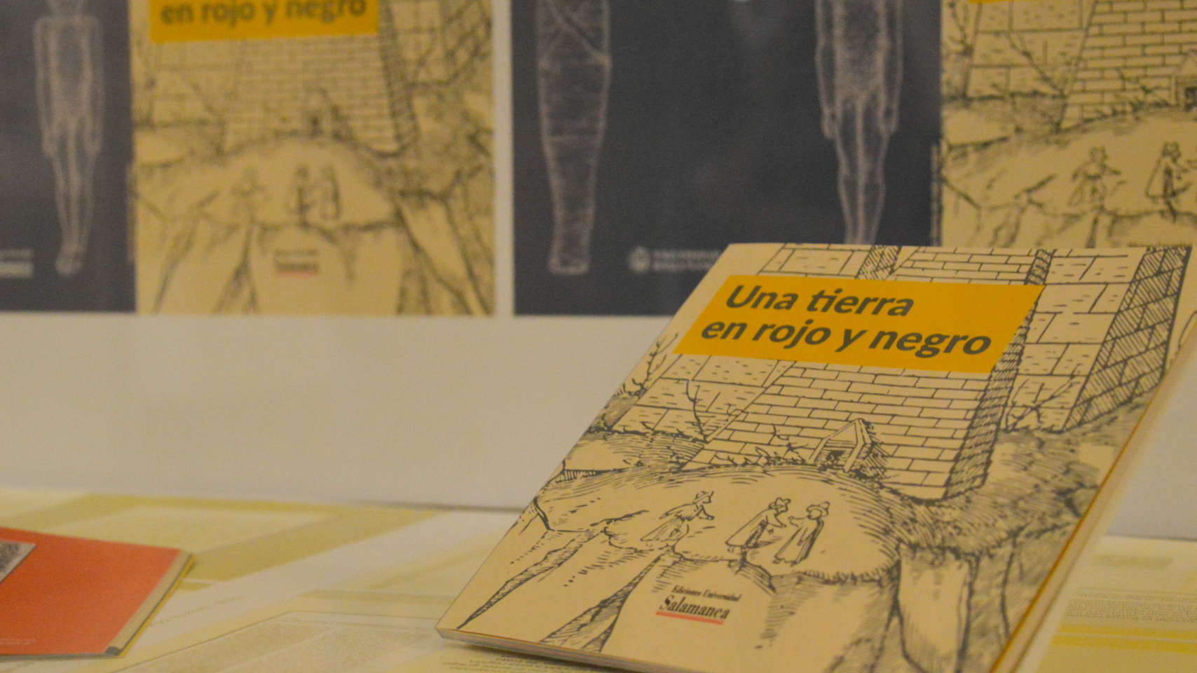 La Biblioteca General Histórica muestra sus fondos bibliográficos sobre Egipto en la exposición ‘Una tierra en rojo y negro’