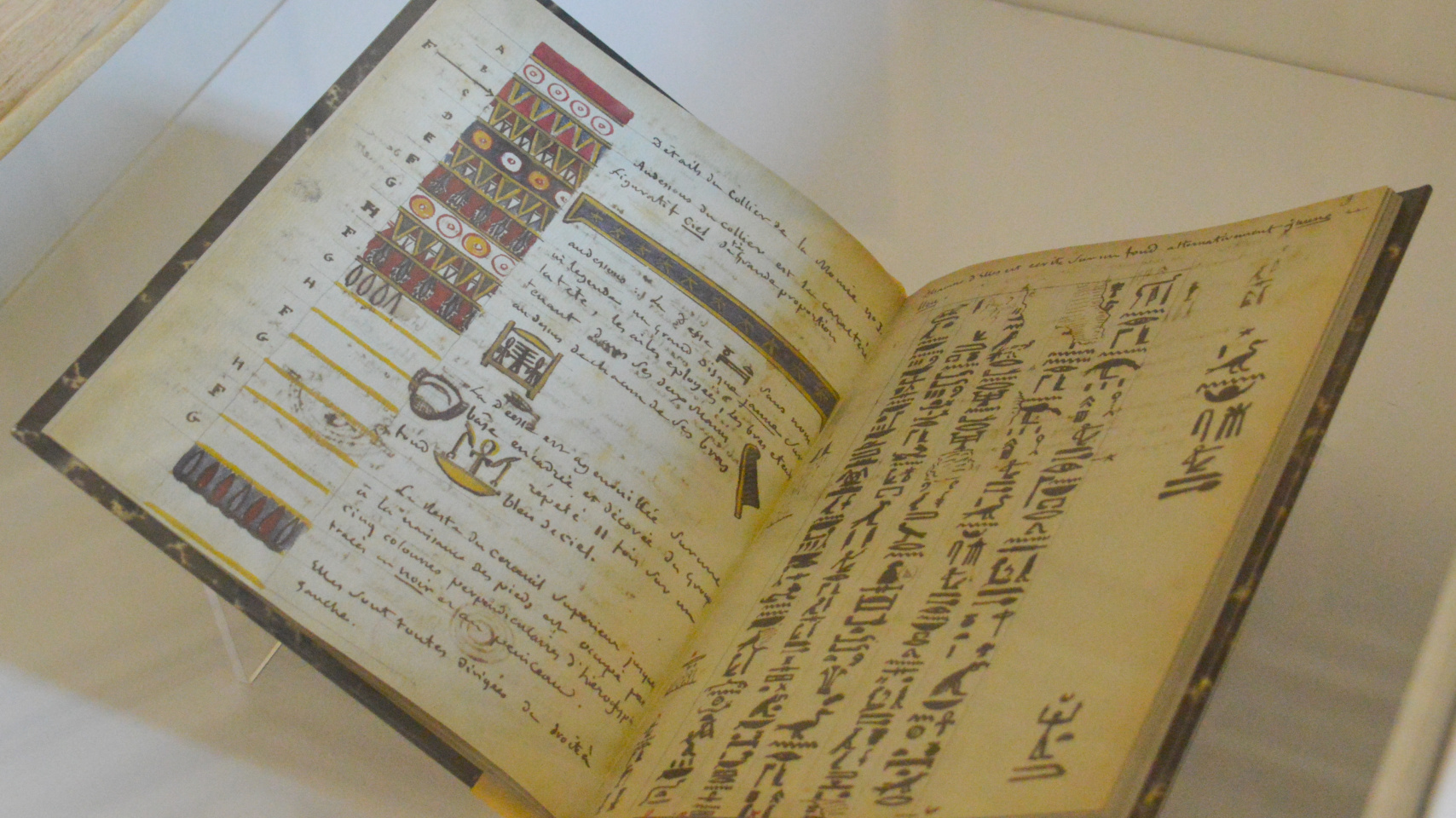 La Biblioteca General Histórica muestra sus fondos bibliográficos sobre Egipto en la exposición ‘Una tierra en rojo y negro’