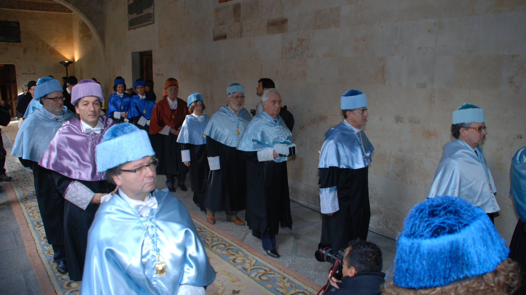 El cortejo dirigiéndose al Paraninfo