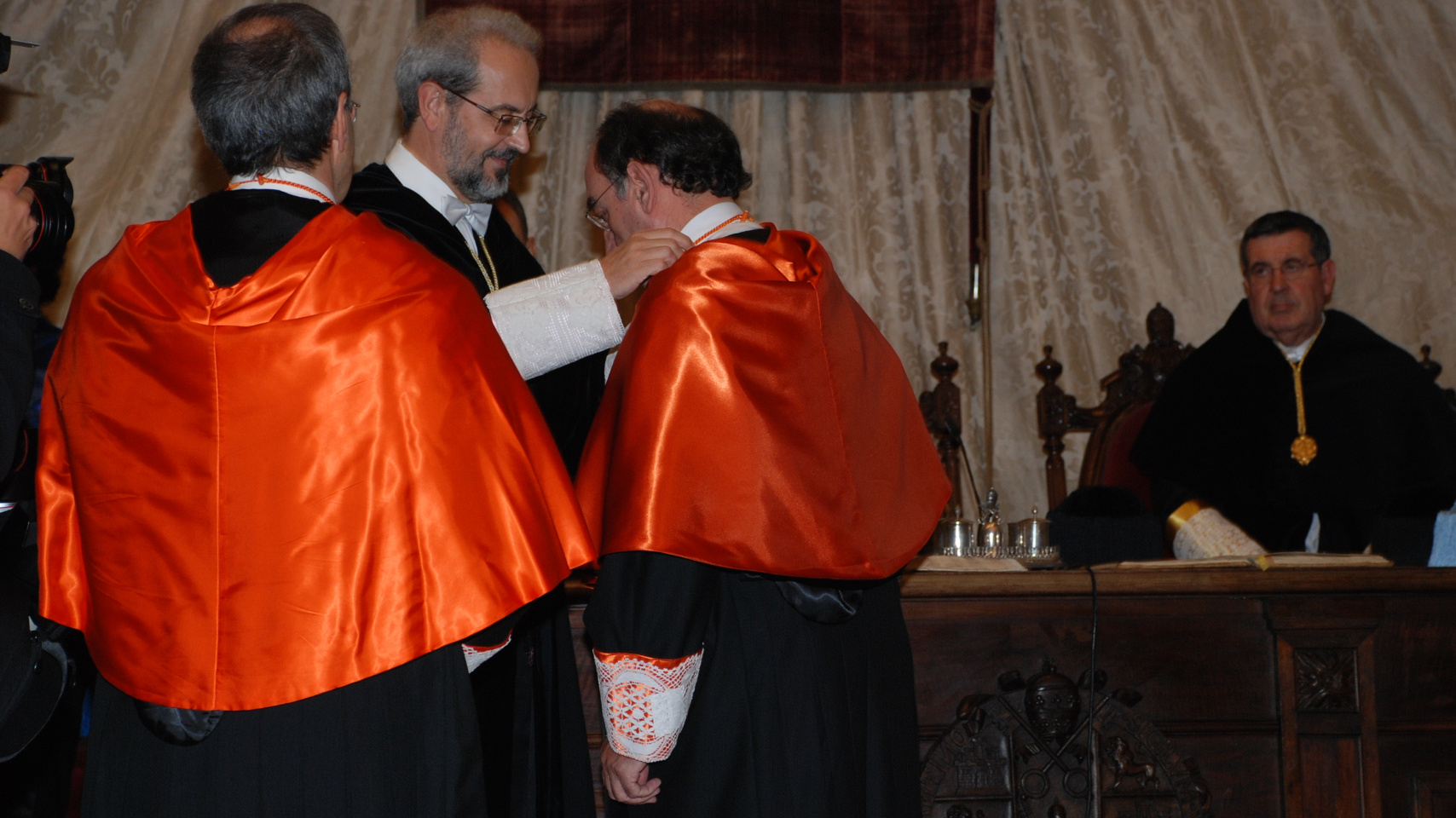 Sánchez Galán recibe del rector, Daniel Hernández Ruipérez, la medalla