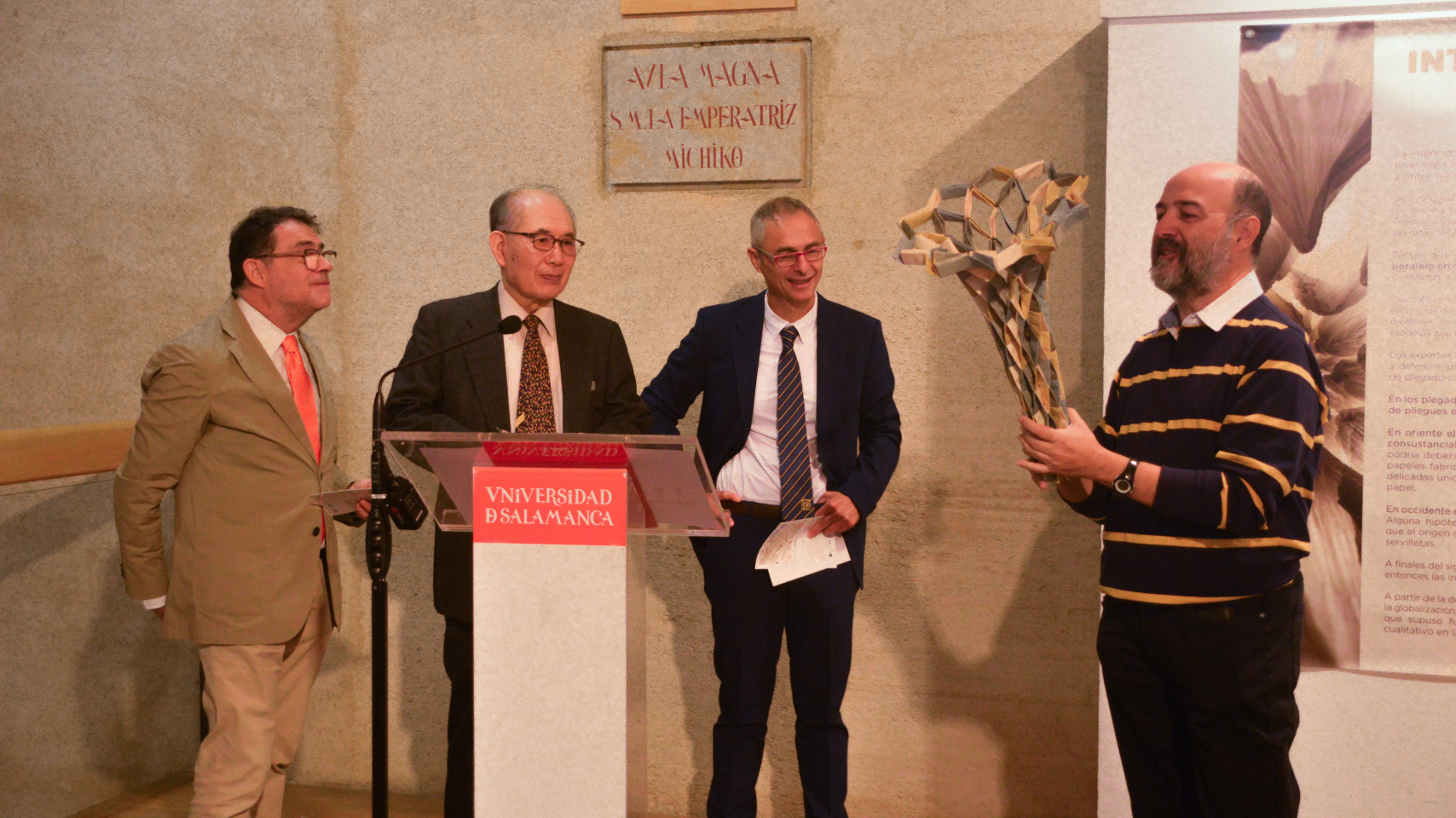 Autoridades durante la exposición "Origami, el arte del papel plegado"