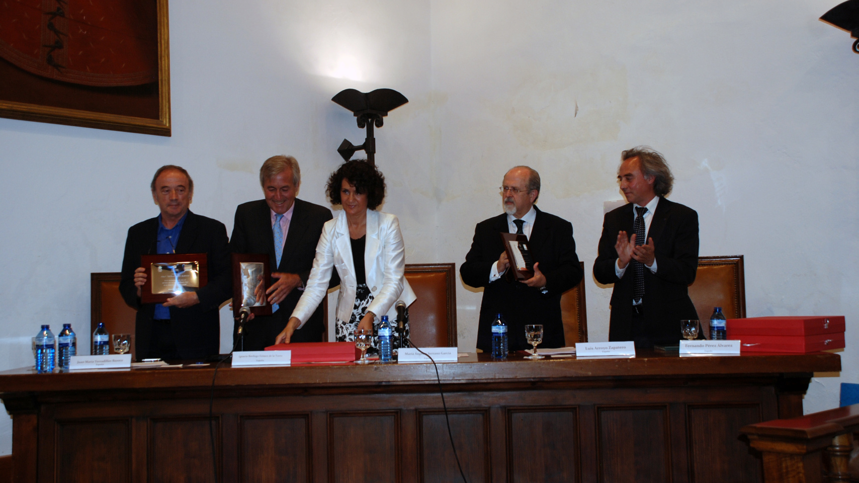 El acto también acogió un homenaje a los 25 años de labor en la Cátedra en Derecho Penal a los profesores Ignacio Berdugo de la Torre, Luis Arroyo Zapatero y Juan Terradillos Basoco
