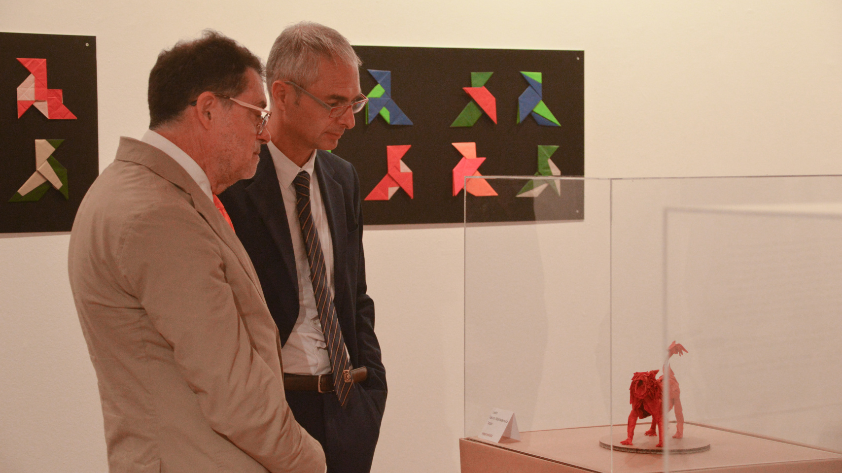 Autoridades durante la exposición "Origami, el arte del papel plegado"