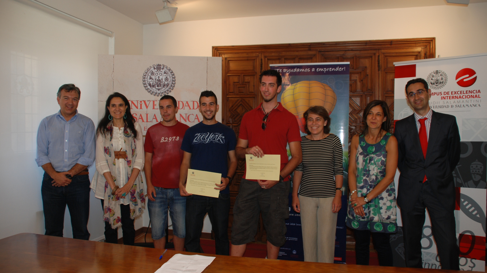 Los ganadores, con el jurado del concurso