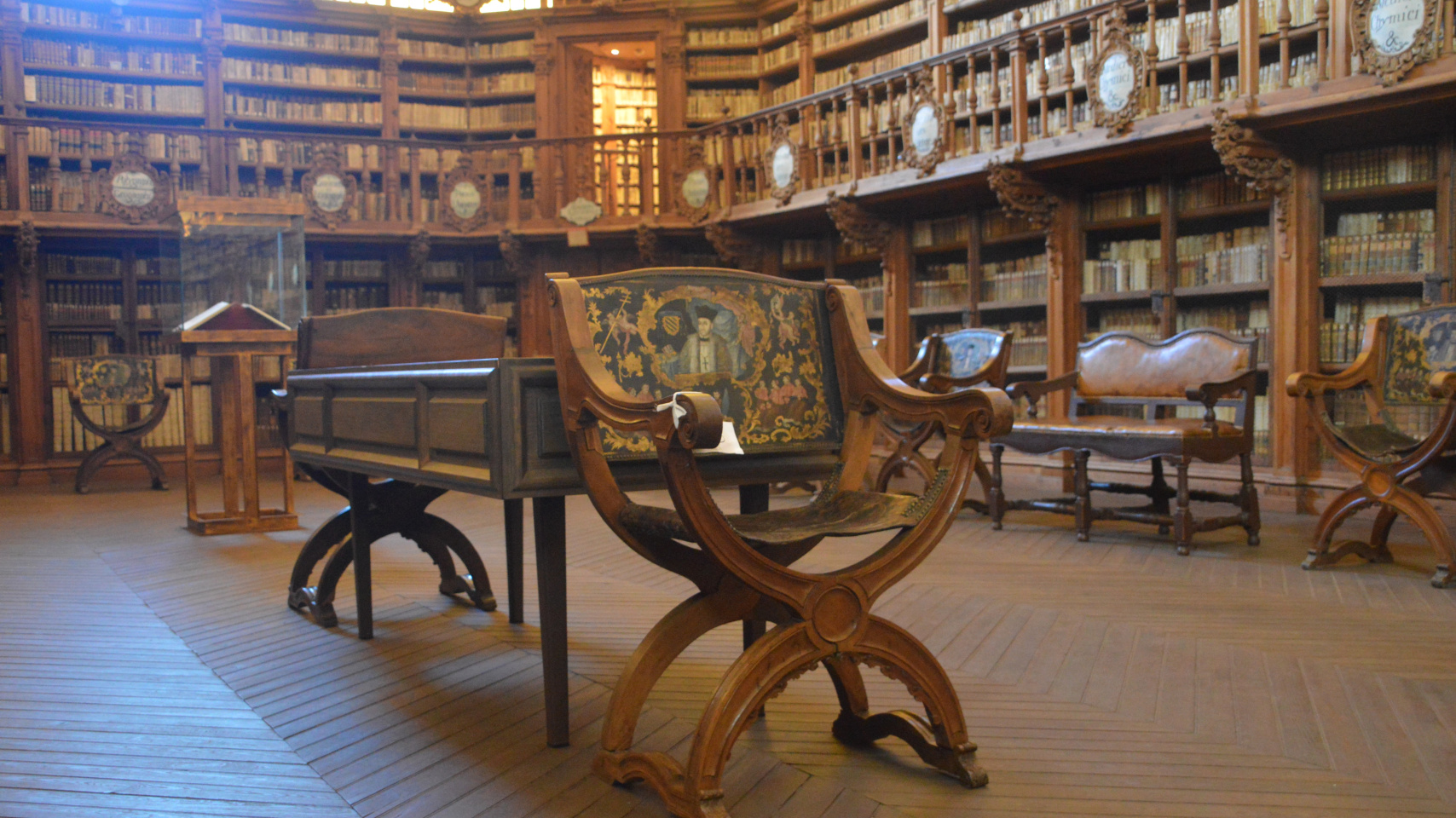 La Universidad de Salamanca culmina la restauración de la sillería antigua de la Biblioteca General Histórica
