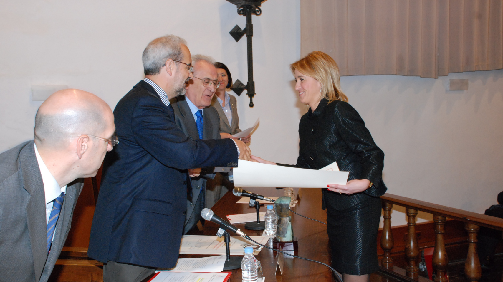 La profesora Eva Martín del Valle recoge el galardón